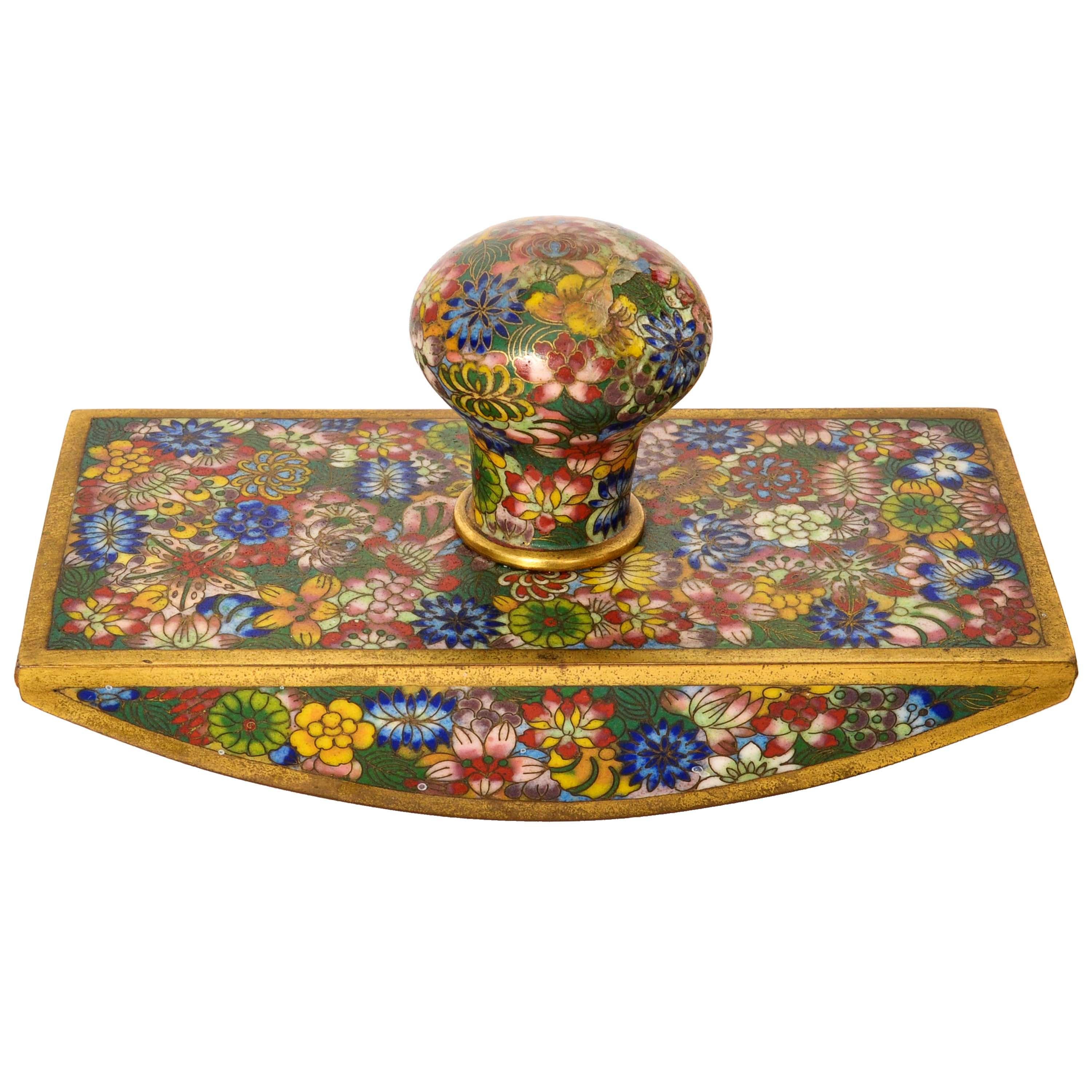 A good quality antique six piece Chinese cloisonne desk set, circa 1900.
The desk set made of cloisonne (enamel on copper) and having a Miller Fleur (Thousand Flowers) design, the set comprises a hinged lidded flared inkwell, a rocking blotter and