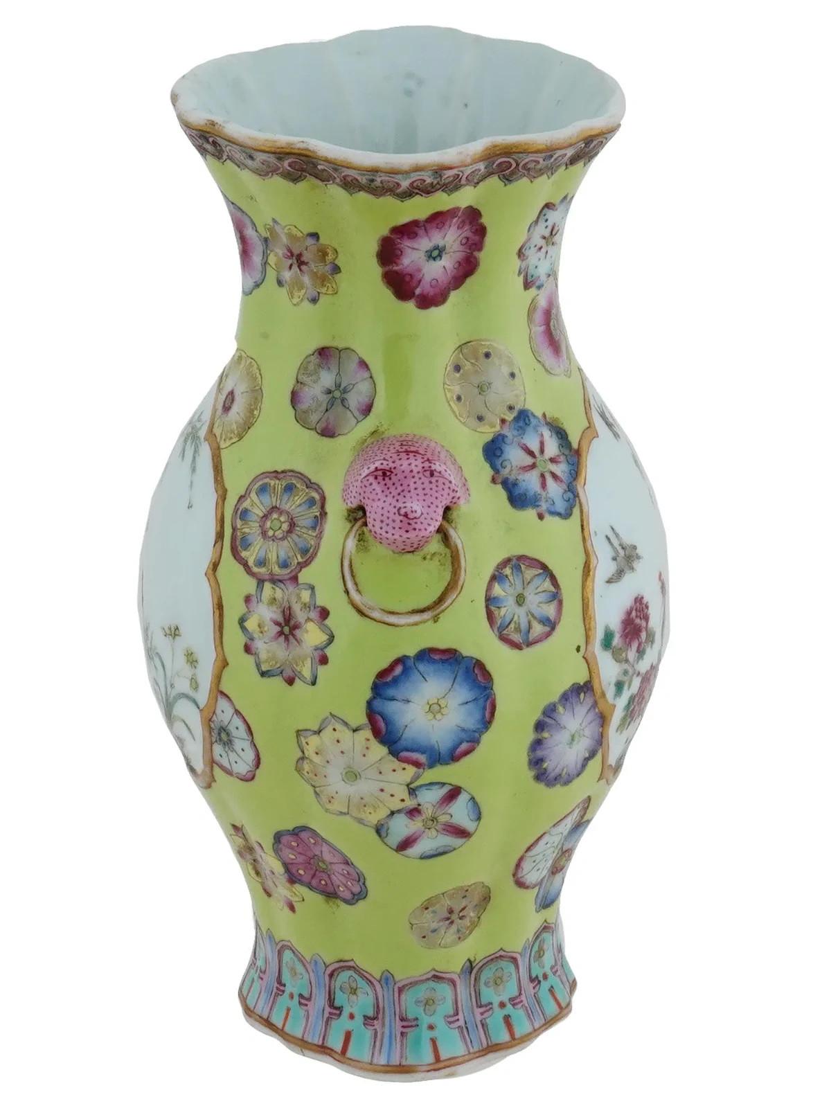 Un antiguo jarrón de porcelana china. Finales de la dinastía Qing, antes de 1912. Forma de begonia con superficie festoneada. Asas laterales zoomorfas con anillas. Diseño Famille Rose pintado a mano, motivo floral sobre fondo amarillo claro y