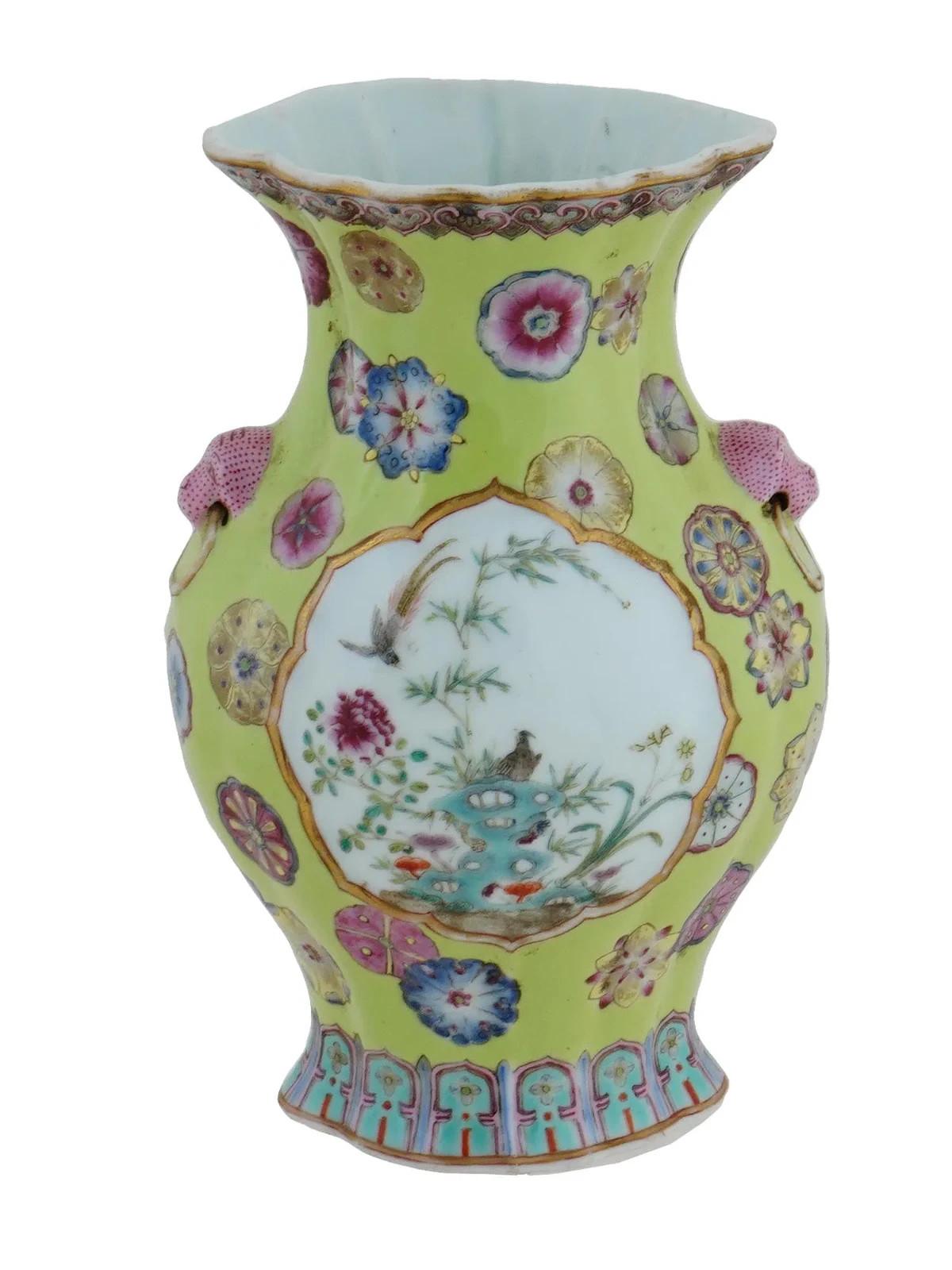 Antiguo jarrón de porcelana china Qing Famille Rose Chino en venta