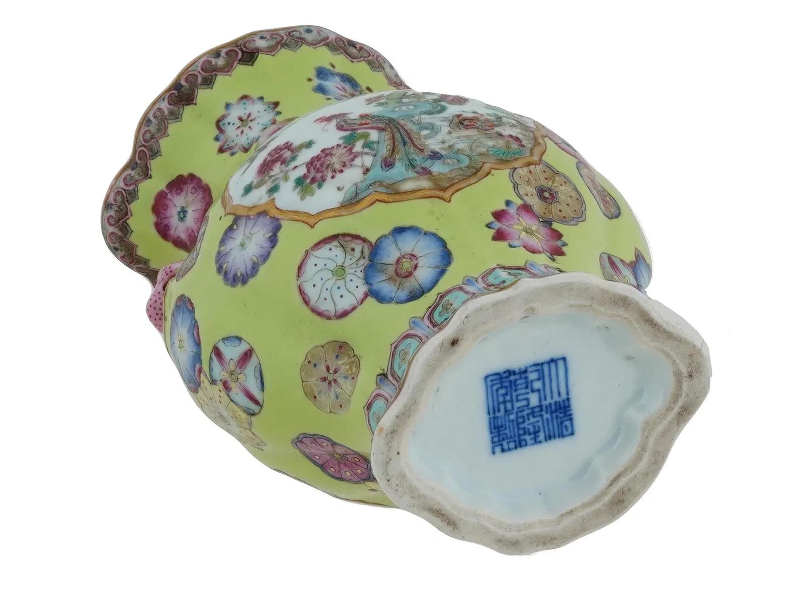Antiguo jarrón de porcelana china Qing Famille Rose siglo XIX en venta