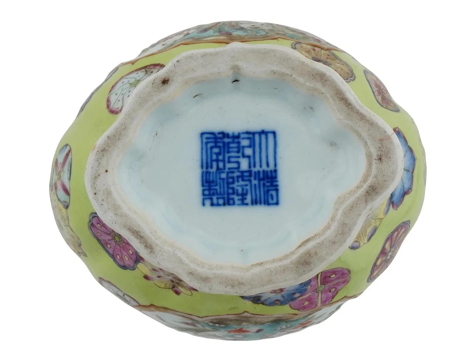 Antiguo jarrón de porcelana china Qing Famille Rose Porcelana en venta