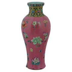 Vase chinois ancien en porcelaine famille rose de Qing
