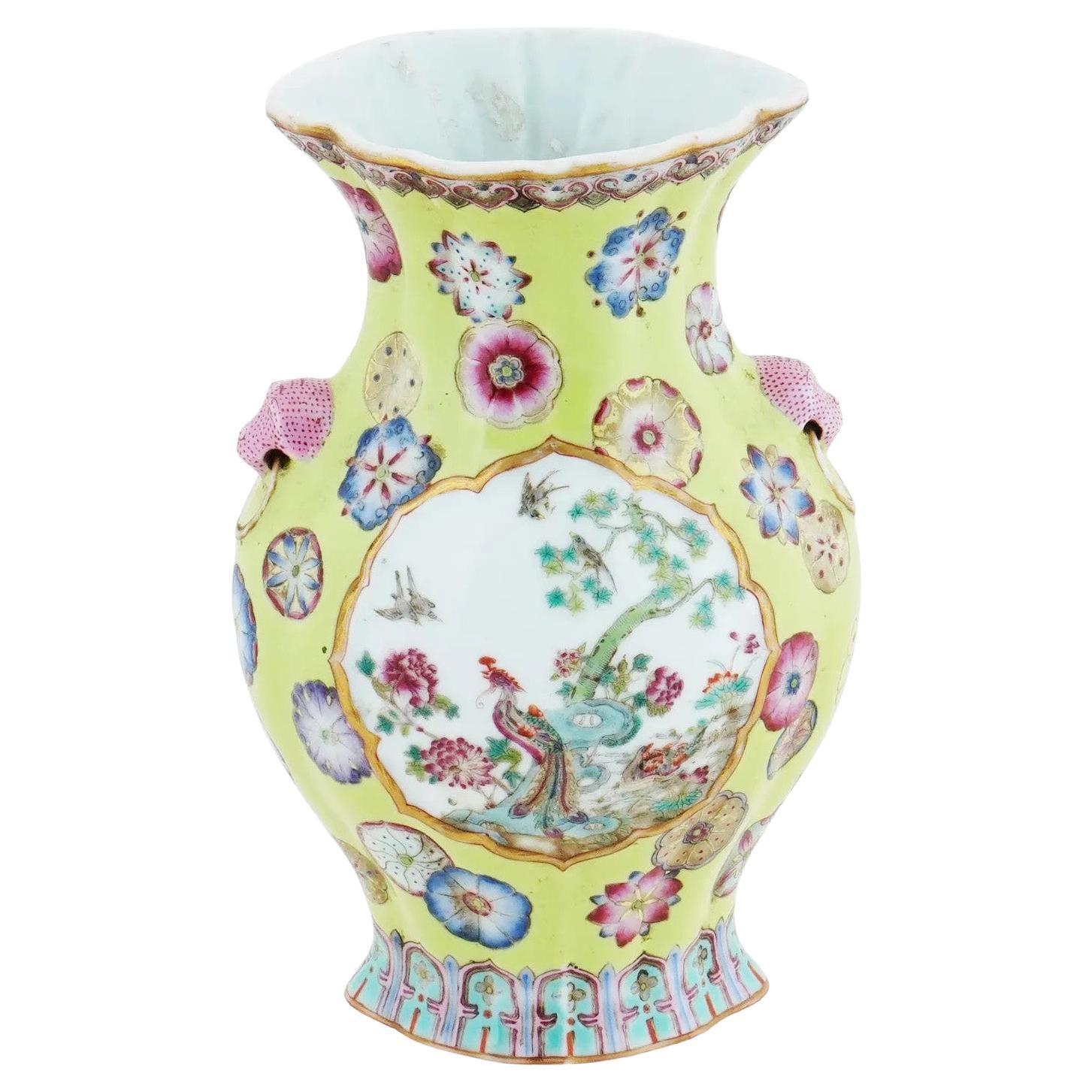 Antiguo jarrón de porcelana china Qing Famille Rose