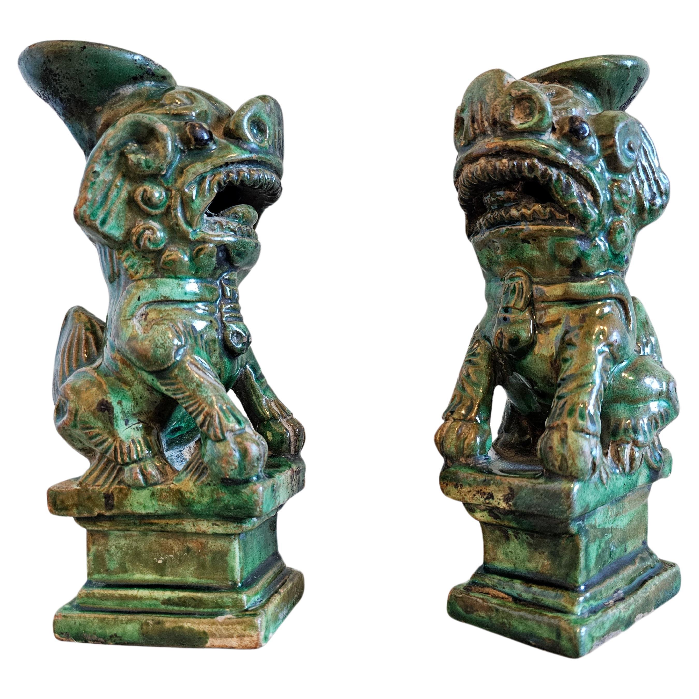 Ancienne paire de porte-encens chinois Qing émaillée verte, chien Foo lion Joss Stick