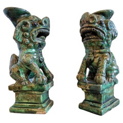 Ancienne paire de porte-encens chinois Qing émaillée verte, chien Foo lion Joss Stick