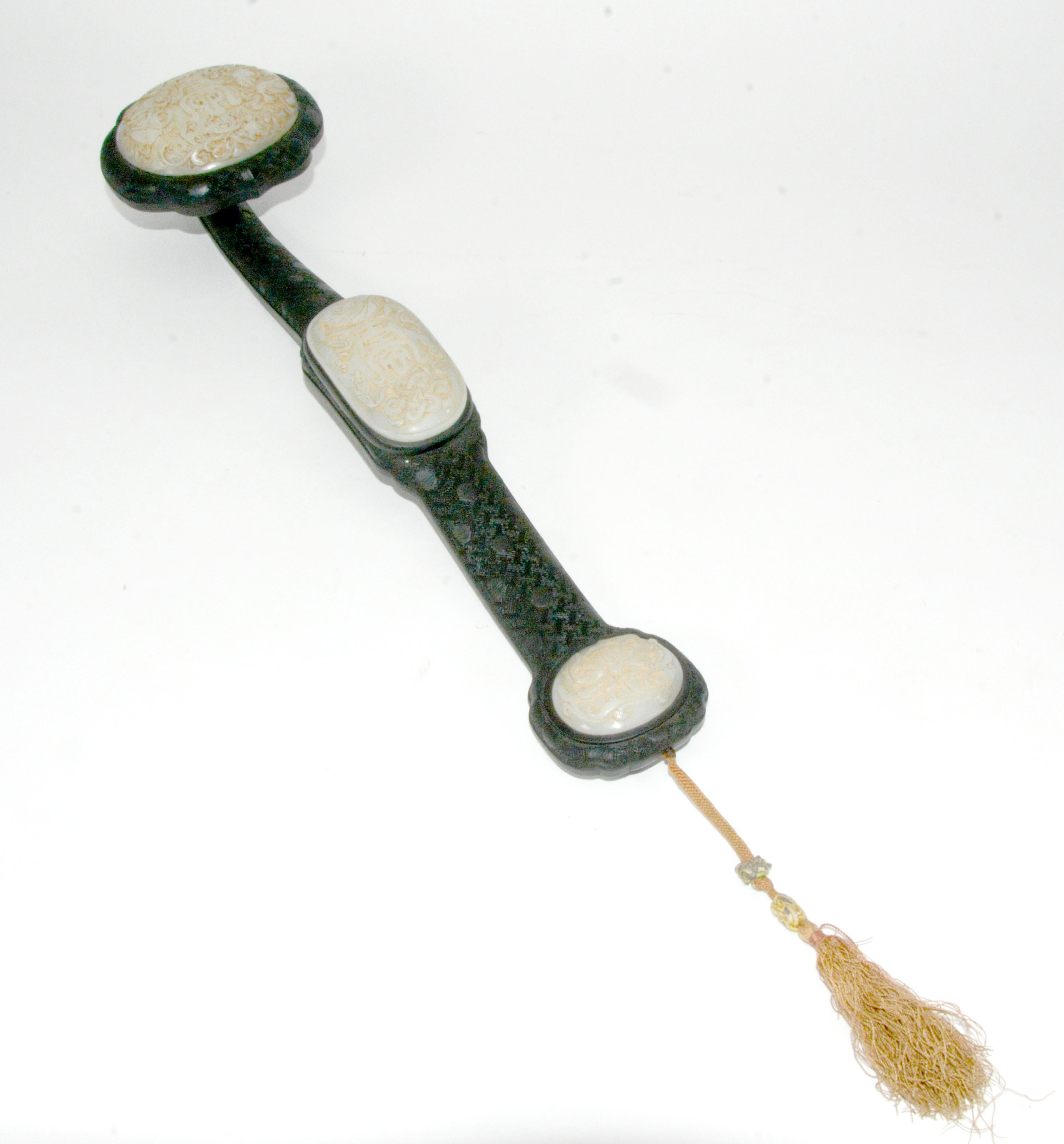 Antiker chinesischer Qing-Dynastie Infiniter Huiwen Ruyi Zepter mit weißem Jade-Medaillon, geformt (Chinesisch) im Angebot