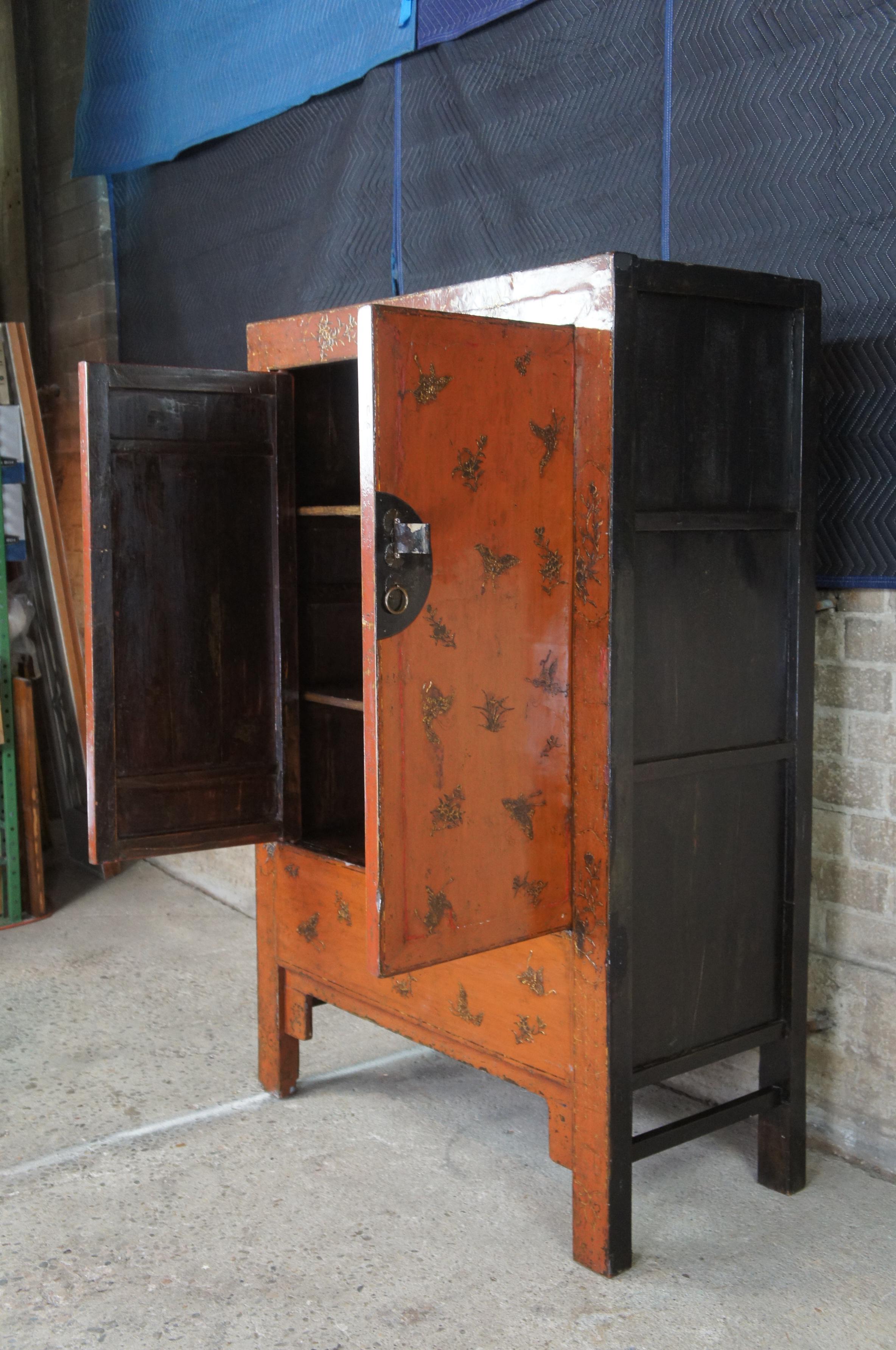 Antique Chinese Qing Red Lacquer Butterfly Wedding Cabinet Armoire Linen Press In Good Condition In Dayton, OH