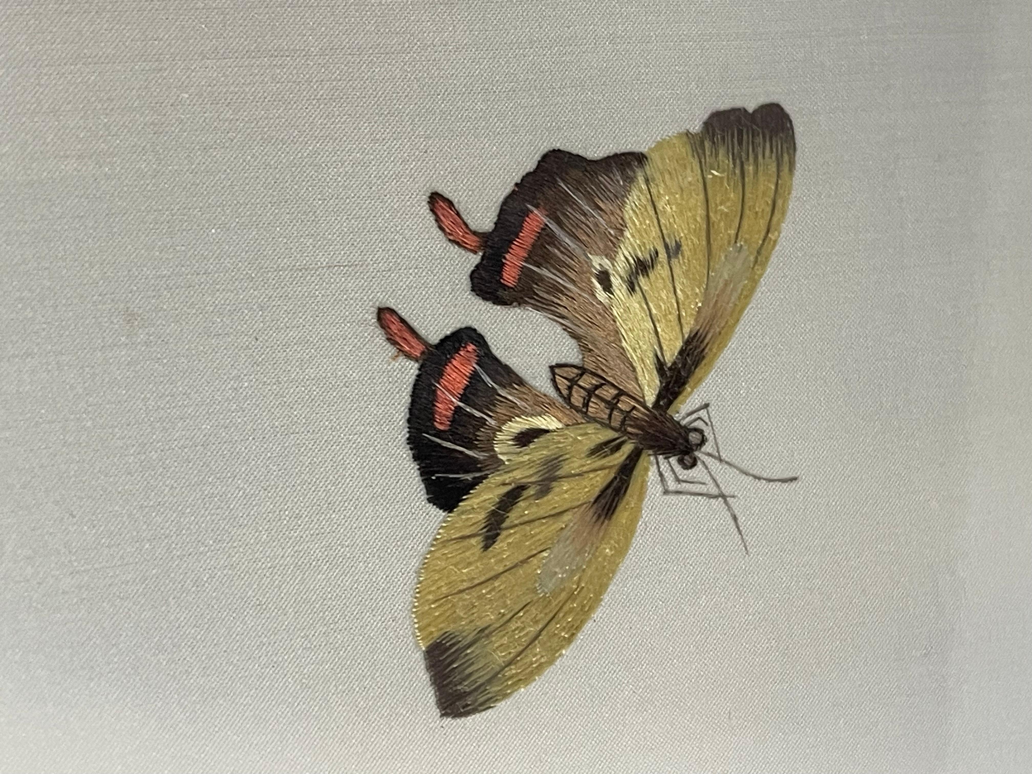 Antique Chinese Qing Silk Embroidery Table Screen In Good Condition For Sale In Boca Raton, FL