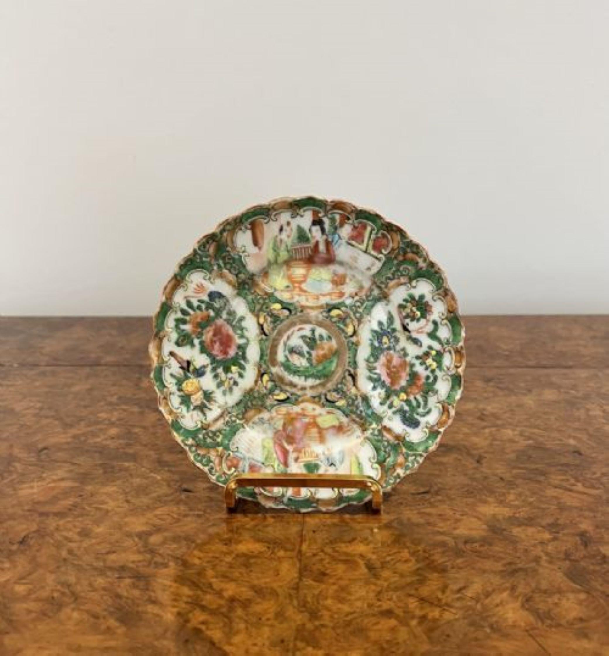 Antike chinesische Qualität Familie Rose, handbemalte Platte  im Zustand „Gut“ im Angebot in Ipswich, GB
