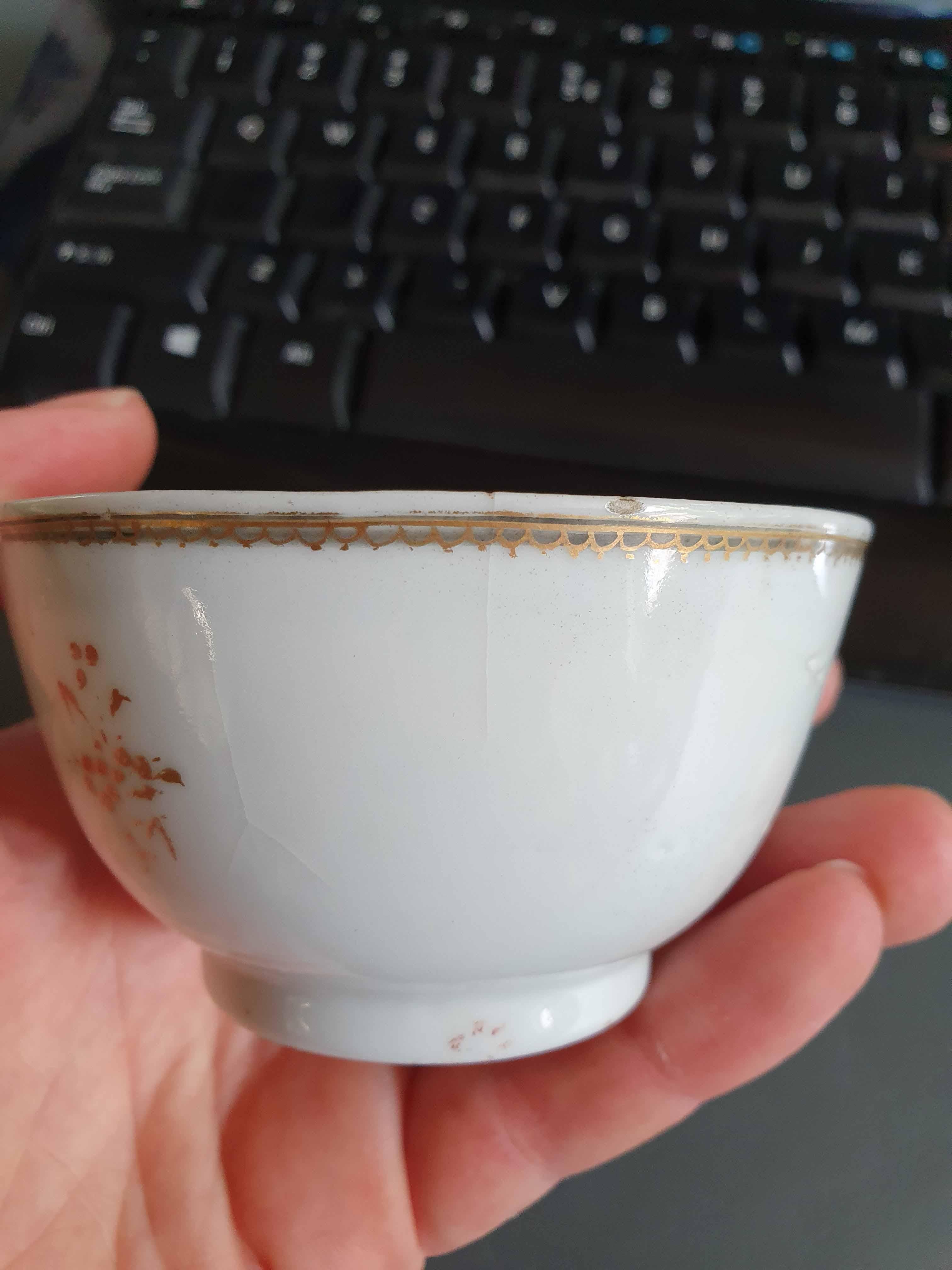 Ancienne soucoupe à thé Ramsey armoriée chinoise en porcelaine Qianlong China État moyen - En vente à Amsterdam, Noord Holland