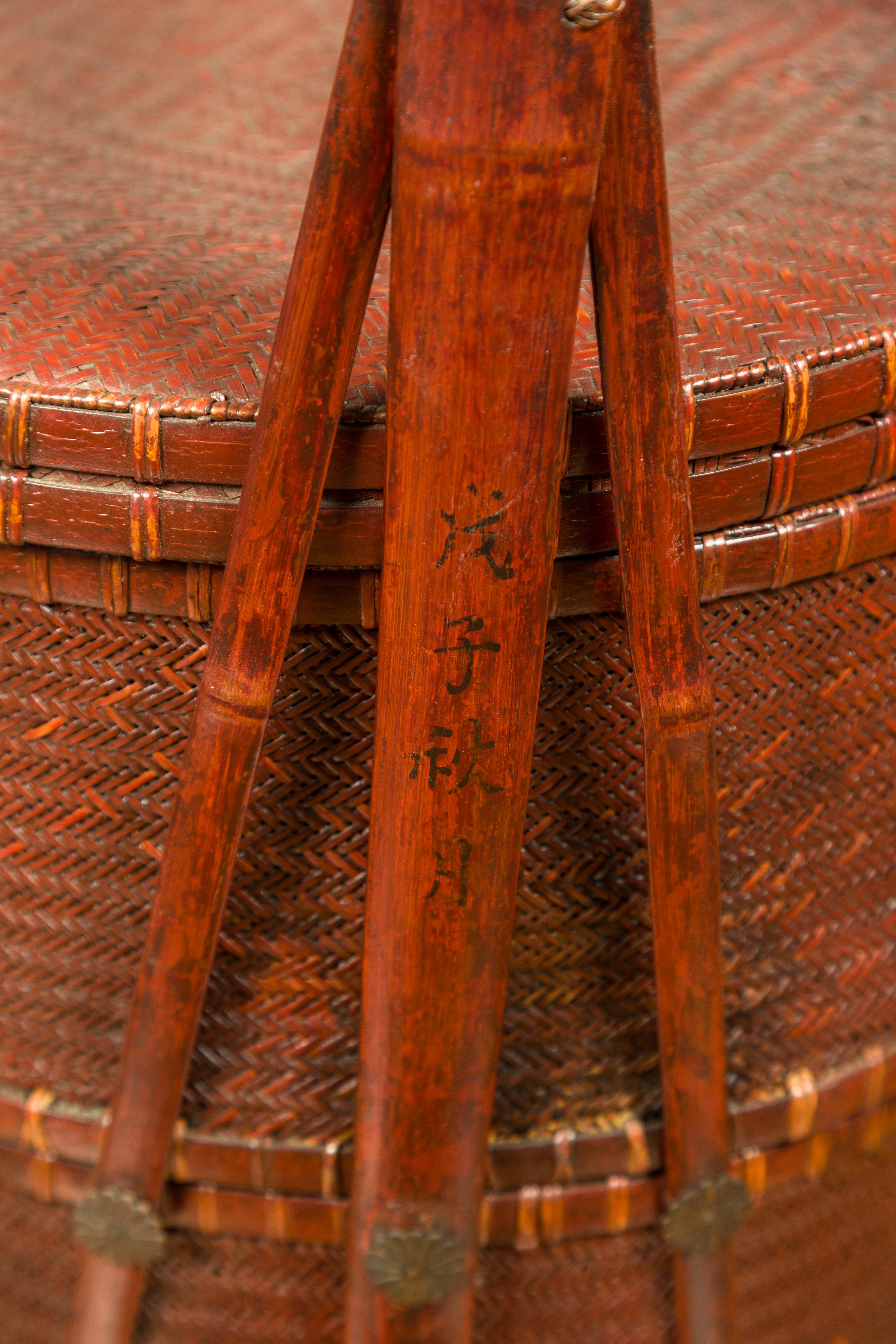 Panier à lunch emboîté en bambou et rotin de la Dynasty avec poignée sculptée Bon état - En vente à Yonkers, NY