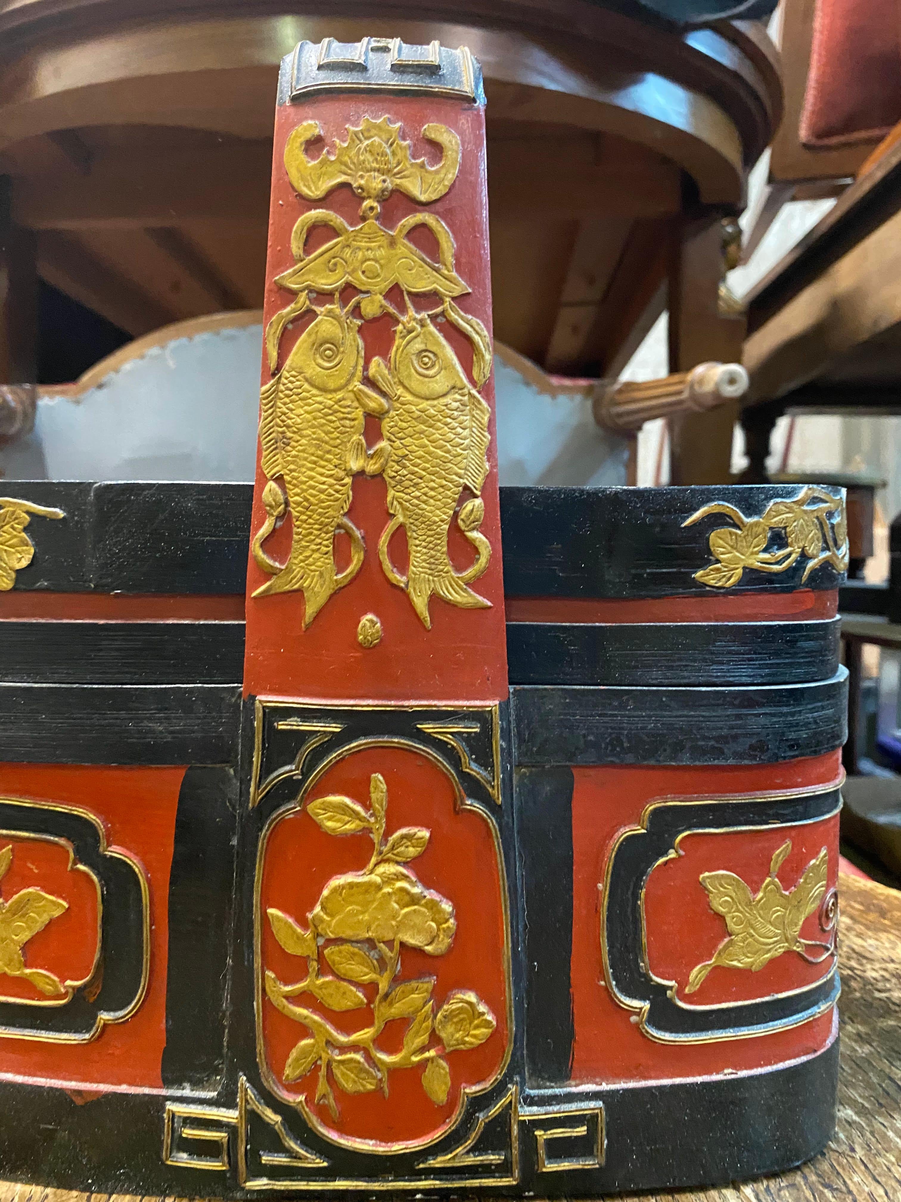 Antiker chinesischer rot-schwarzer Lack-Hochzeitskorb mit Blattgold im Zustand „Gut“ im Angebot in Sheridan, CO
