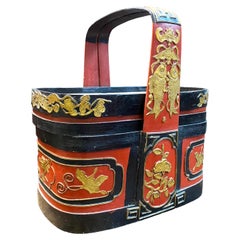 Antiker chinesischer rot-schwarzer Lack-Hochzeitskorb mit Blattgold