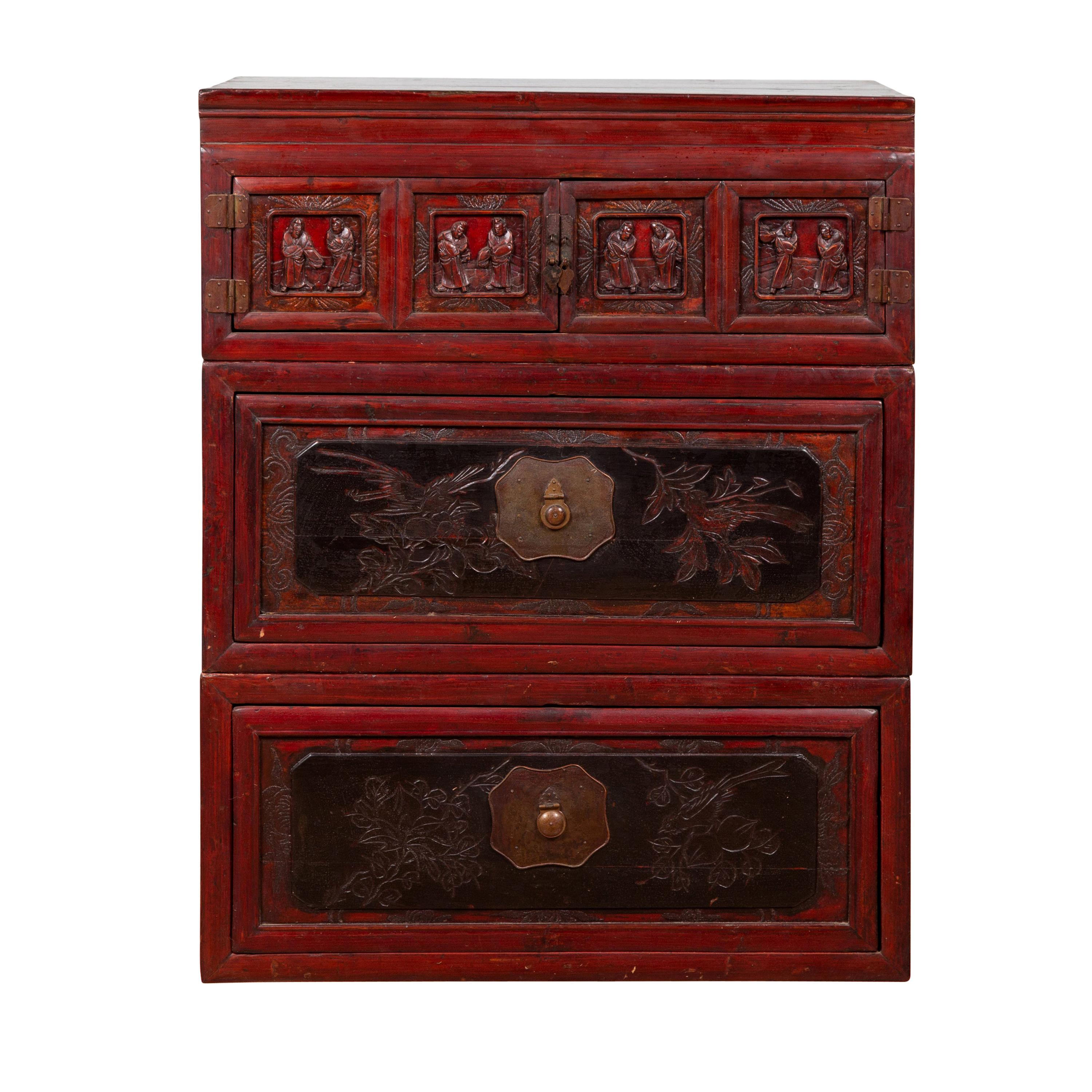 Coffre chinois ancien à trois sections laqué rouge et noir avec figures sculptées