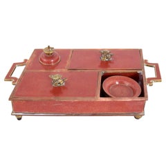 Ancienne boîte à tabac chinoise en émail cloisonné rouge avec accessoires pour fumer l'opium