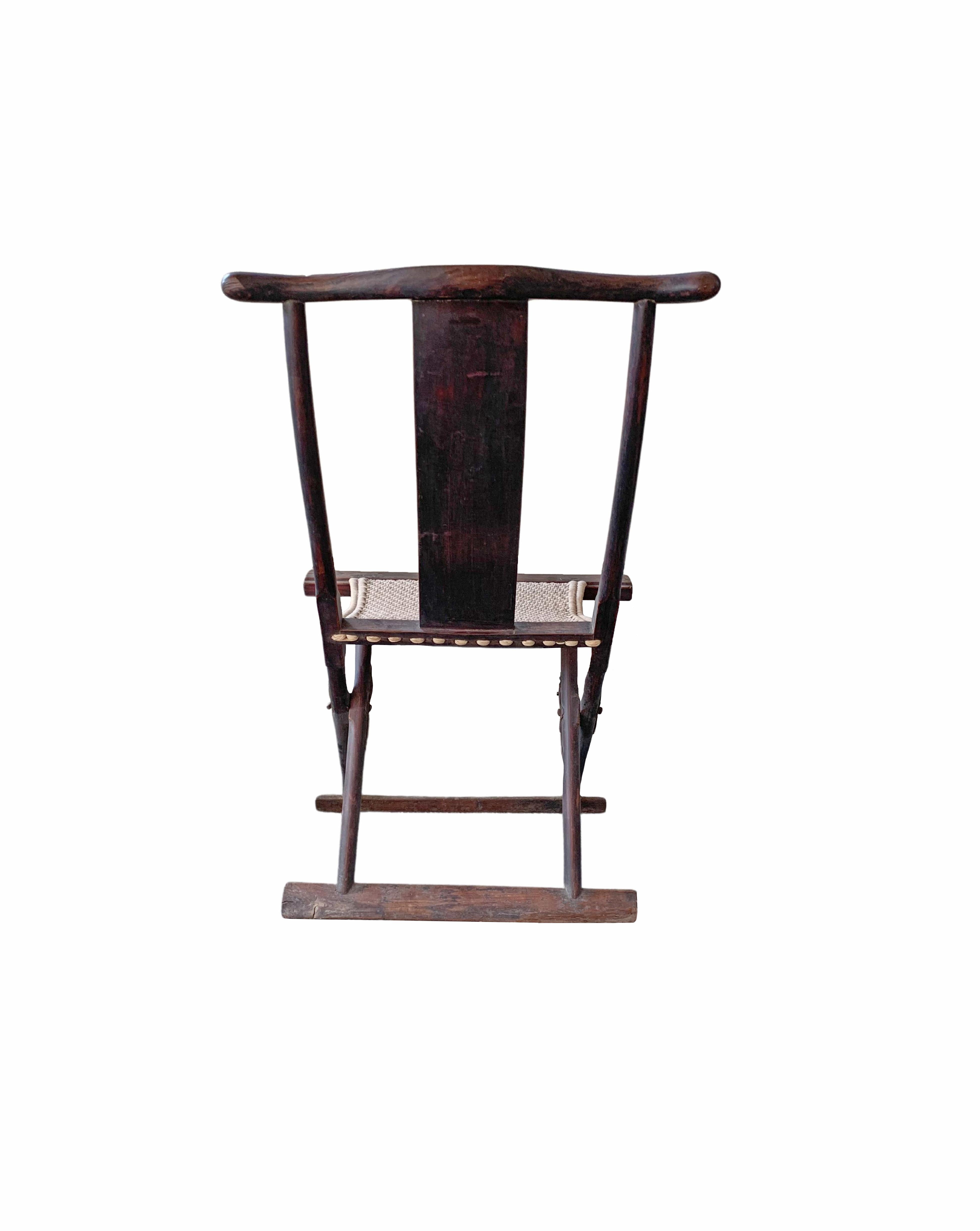 Antiker chinesischer Klappstuhl mit geflochtenem Stoffsitz, um 1900 (19. Jahrhundert) im Angebot