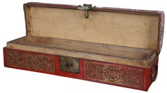 Antike chinesische gewölbte und lackierte Schriftrolle aus rotem und goldenem Leder