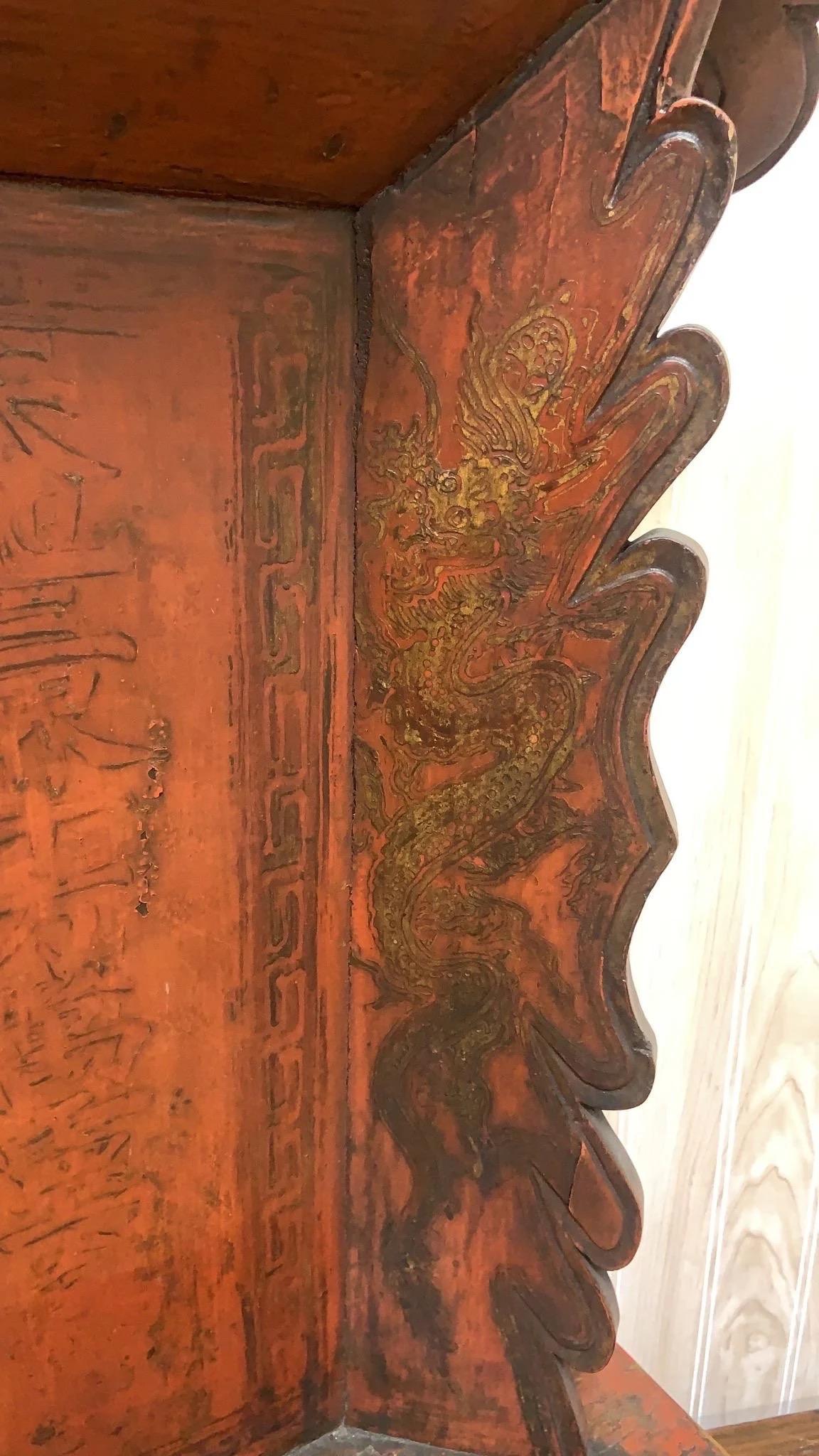 Antiker chinesischer roter handbemalter Ulmenschrein / Altar aus antiker chinesischer Ulme (Chinesisch) im Angebot