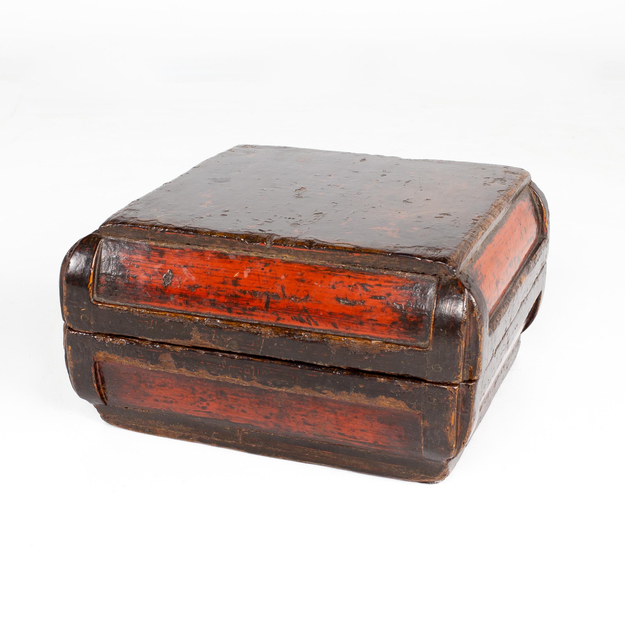 Antigua caja china de laca roja Estadounidense en venta