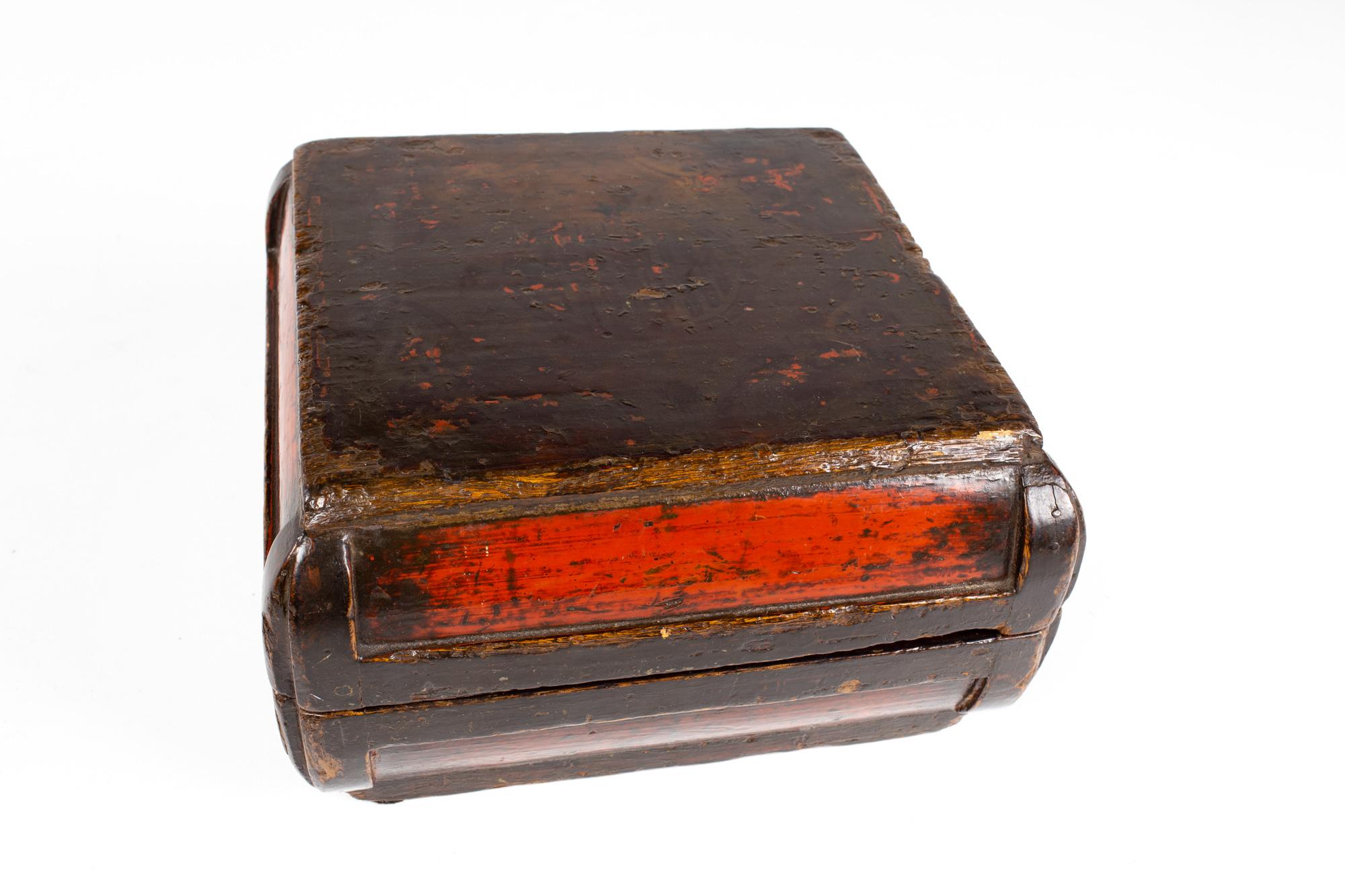 Antike chinesische Schachtel aus rotem Lack im Zustand „Gut“ im Angebot in Countryside, IL