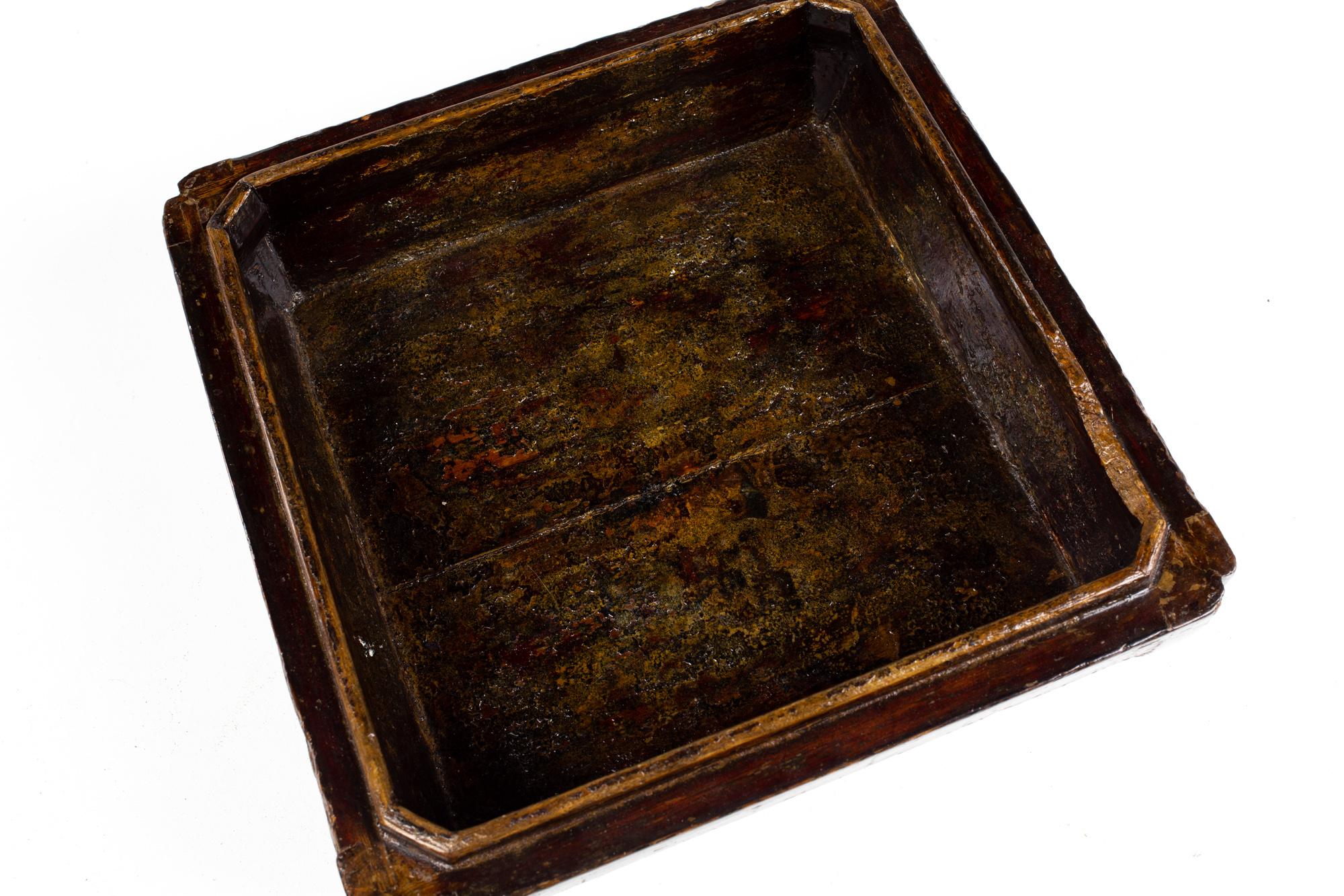 Antike chinesische Schachtel aus rotem Lack (Malachit) im Angebot