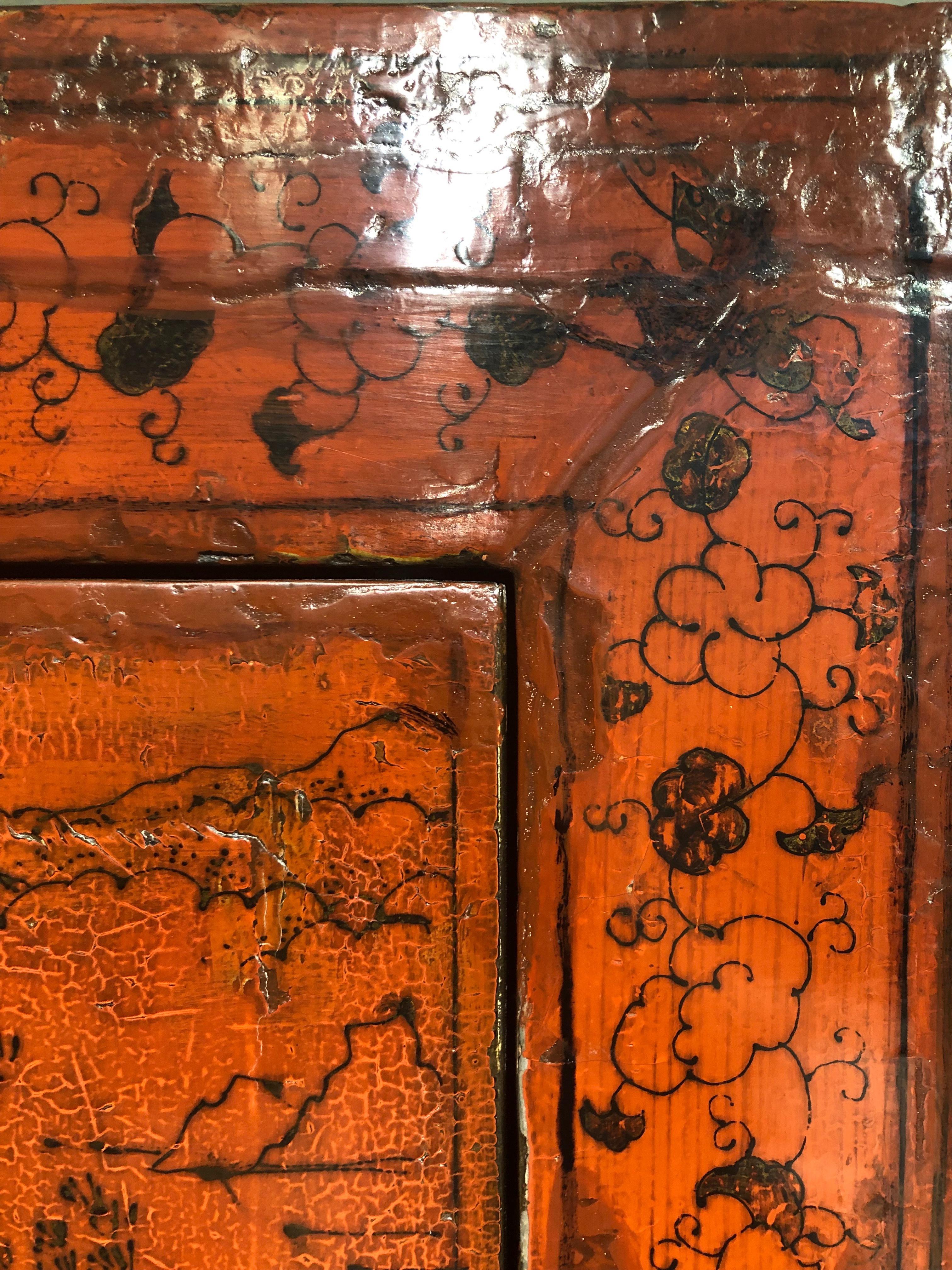 Fait main Ancienne armoire chinoise en laque rouge avec peinture dorée à la main en vente