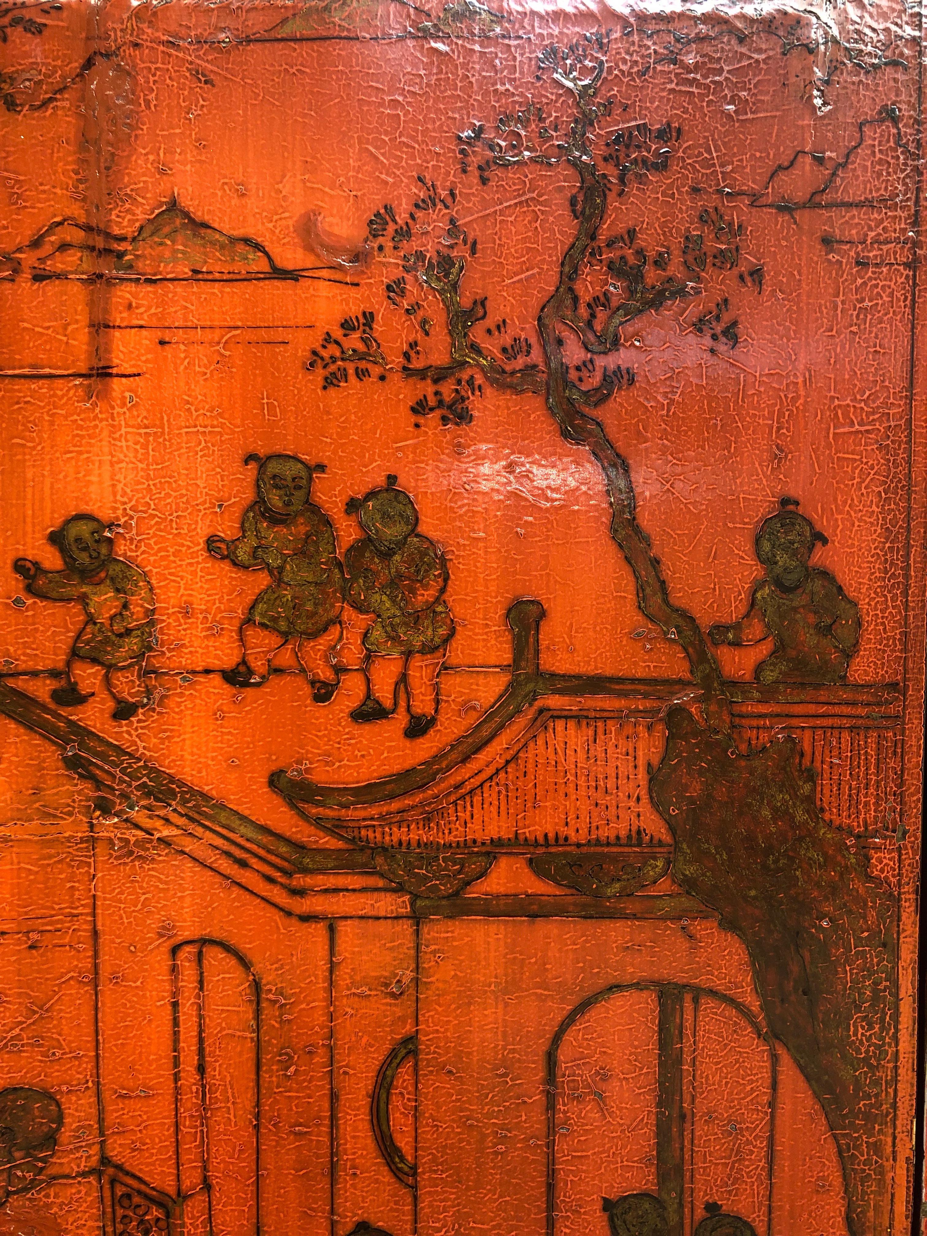 Ancienne armoire chinoise en laque rouge avec peinture dorée à la main Bon état - En vente à 10 Chater Road, HK