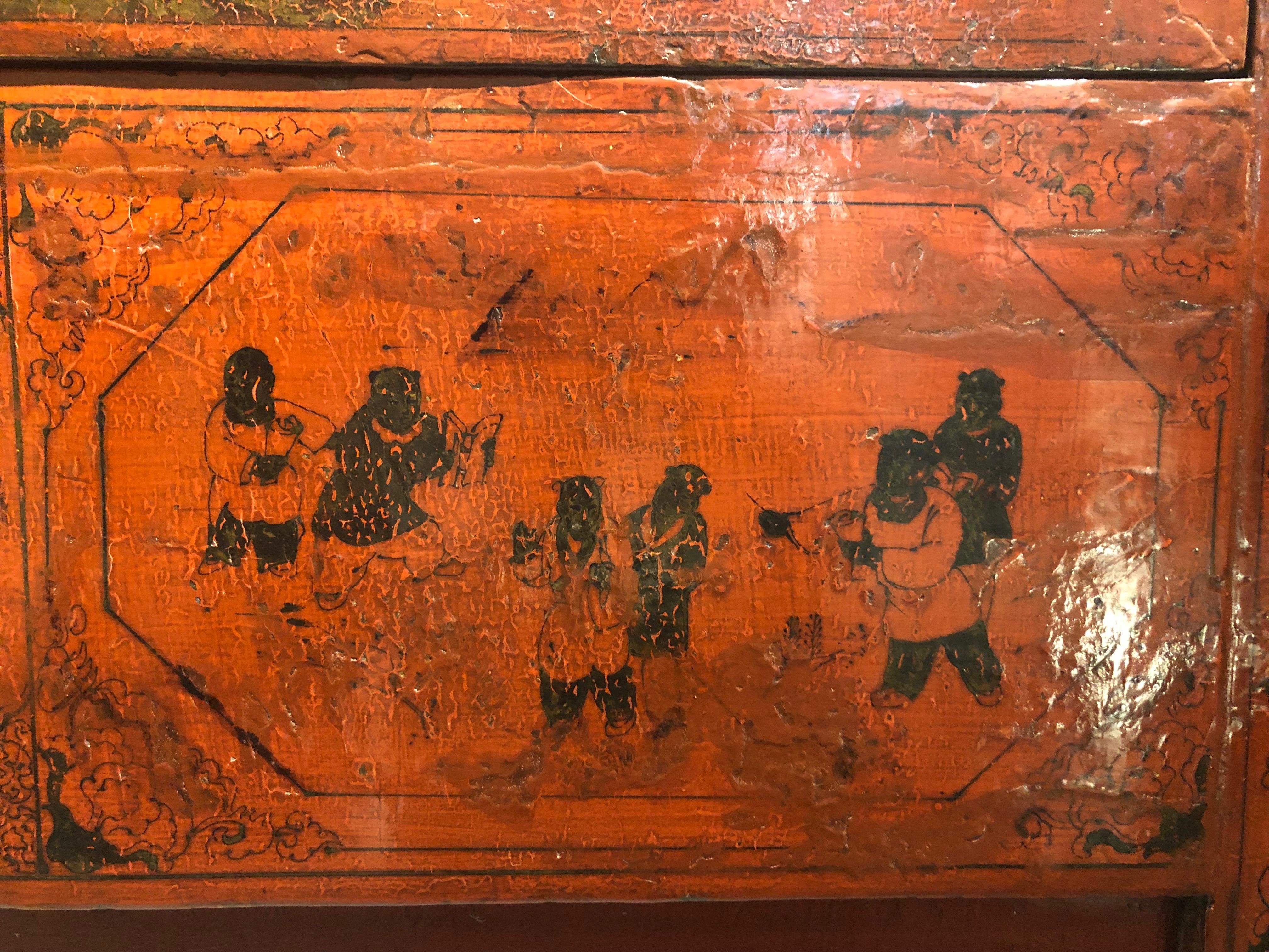 Début du XIXe siècle Ancienne armoire chinoise en laque rouge avec peinture dorée à la main en vente