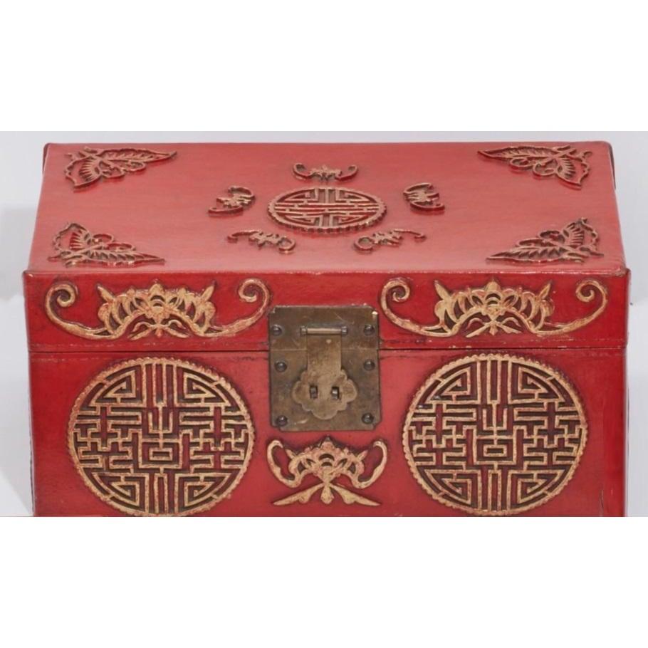 Antique 19th C Chinese red lacquer lock box. This lovely box dates to the 19th century and features gilt decorated Chinese emblems and butterflies.

Additional information:
Materials :lacquer, paper mache
Color: red
Period: 19th
