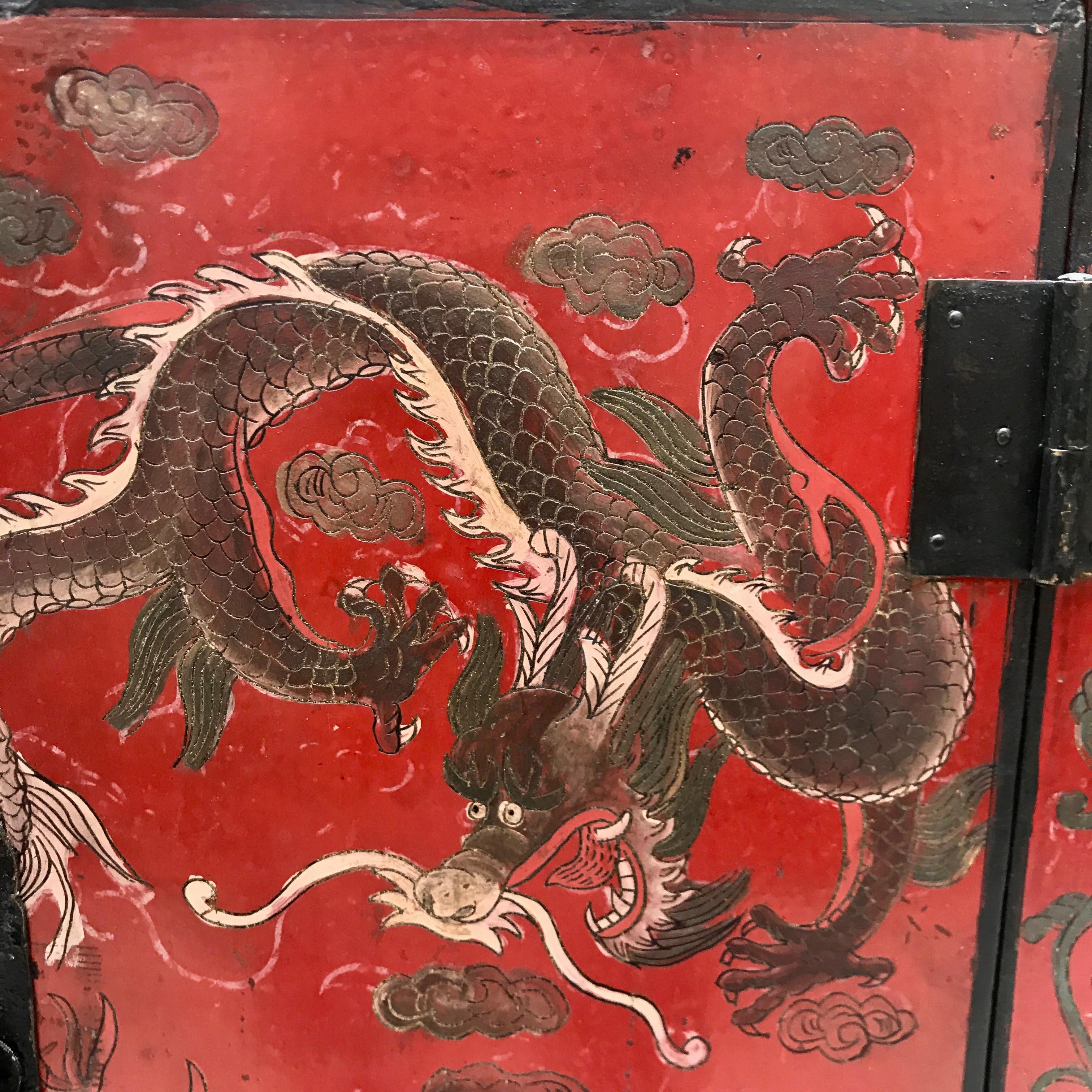 Antique Chinese Red Lacquer Side Table Cabinet with Incised Dragon Decoration In Good Condition In Antwerp, BE