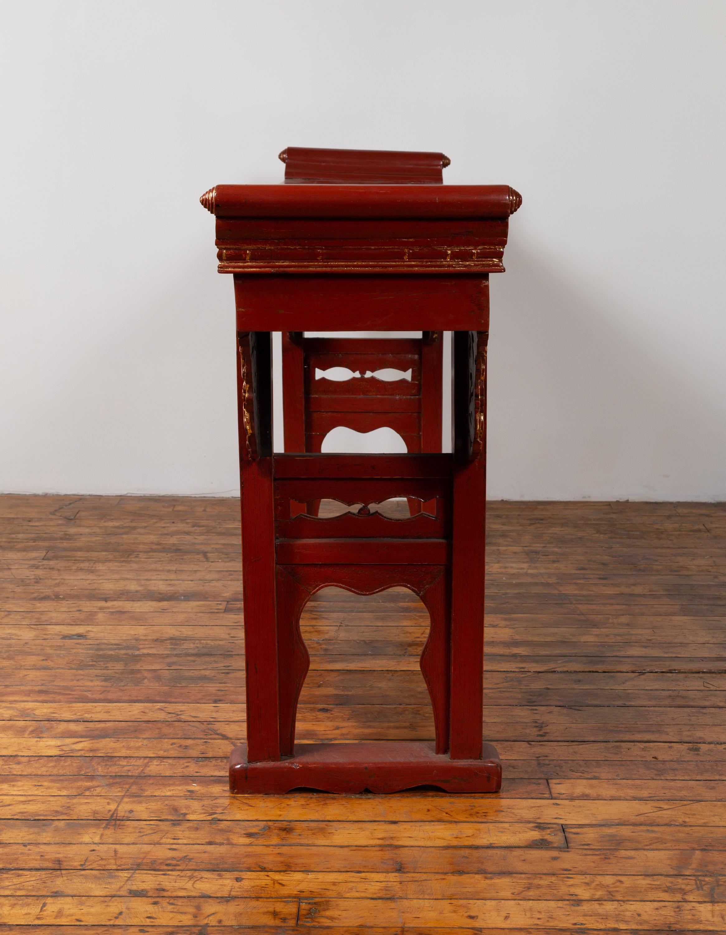Bois Ancienne table console chinoise laquée rouge avec accents dorés et tablier sculpté en vente