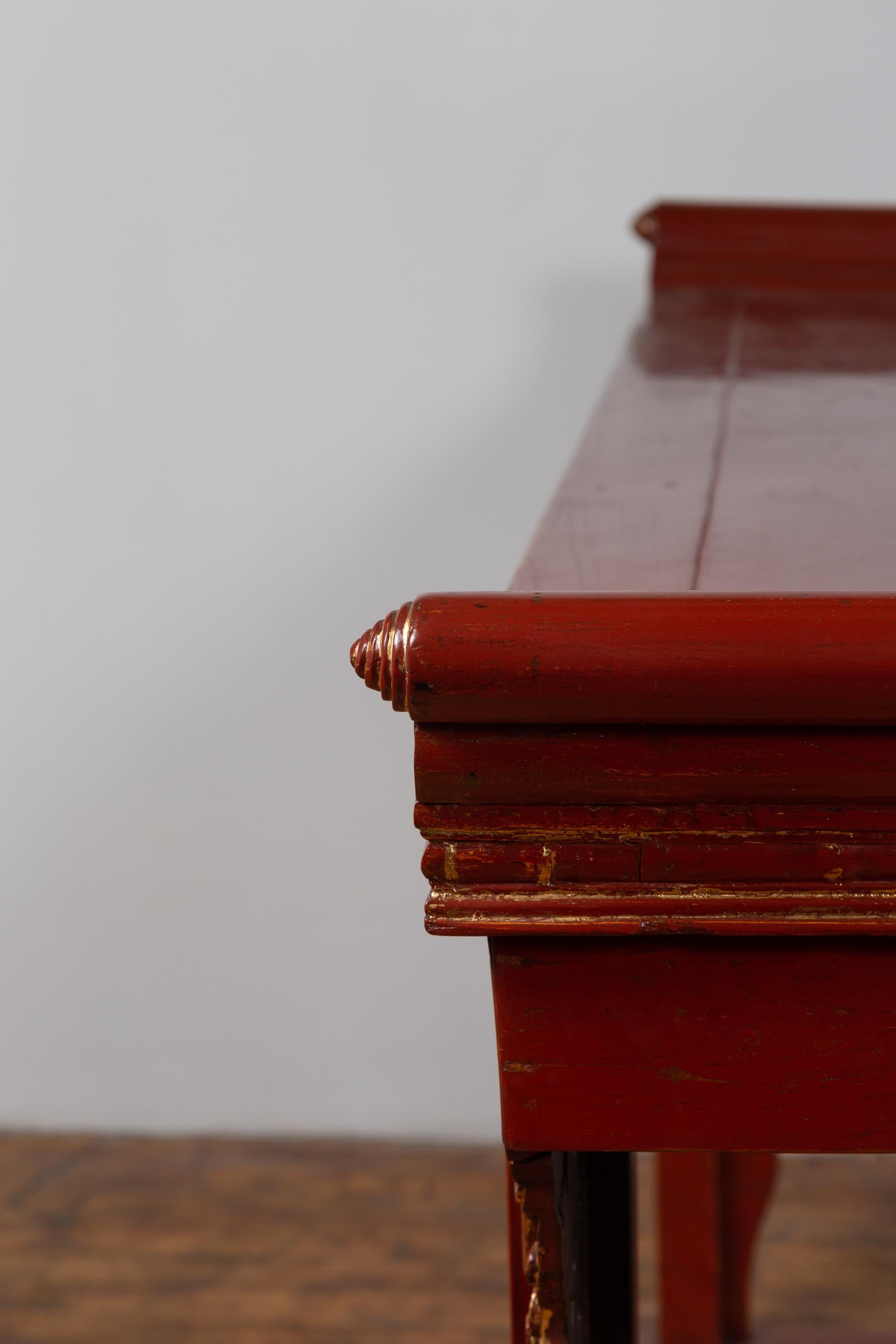 Ancienne table console chinoise laquée rouge avec accents dorés et tablier sculpté en vente 1