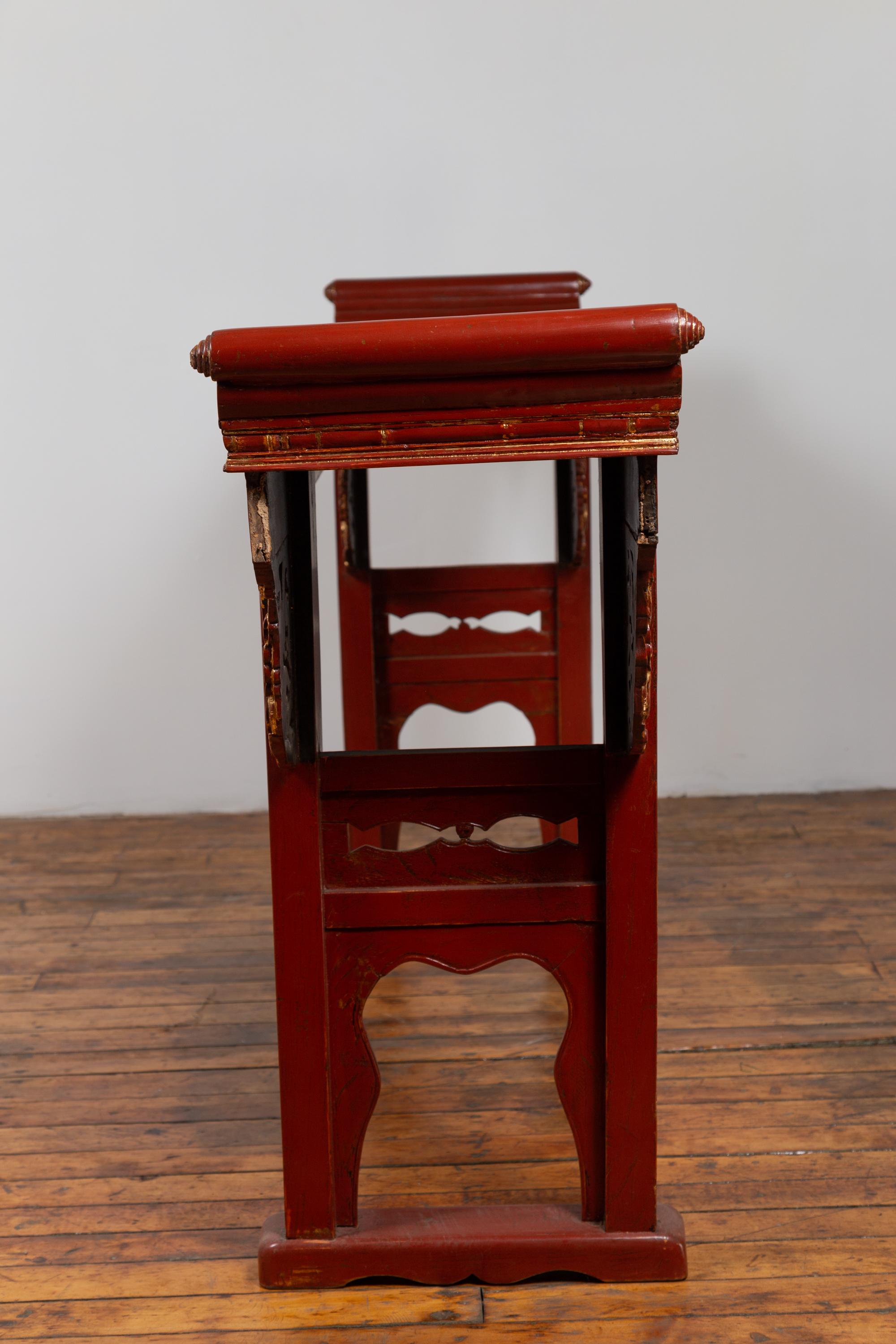 Ancienne table console chinoise laquée rouge avec accents dorés et tablier sculpté en vente 2