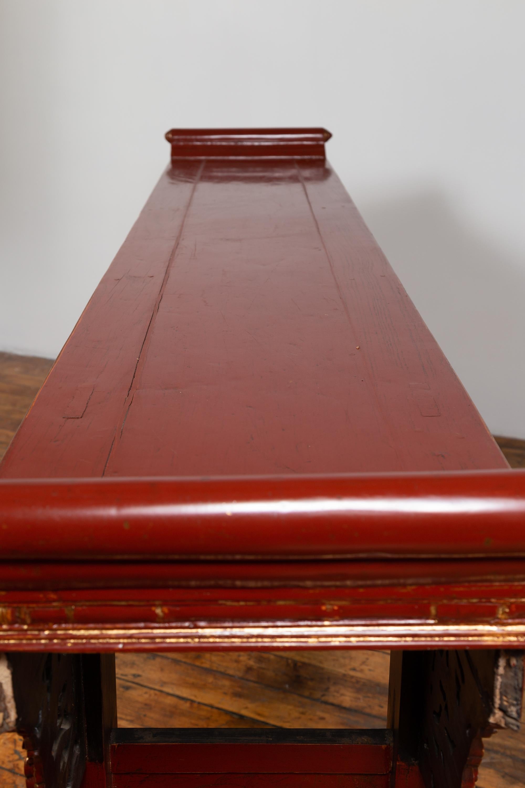 Ancienne table console chinoise laquée rouge avec accents dorés et tablier sculpté en vente 3