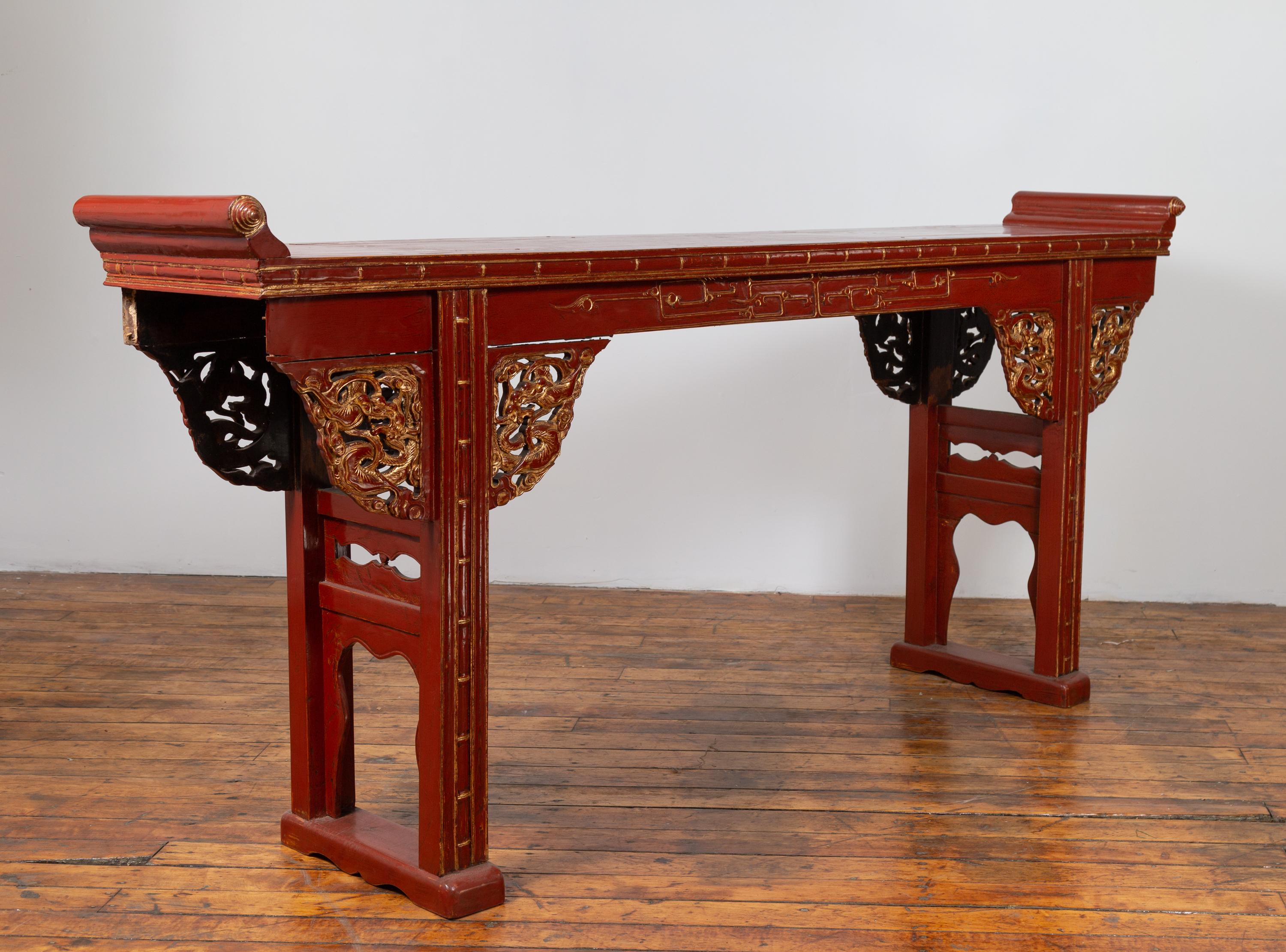 Ancienne table console chinoise laquée rouge avec accents dorés et tablier sculpté en vente 4