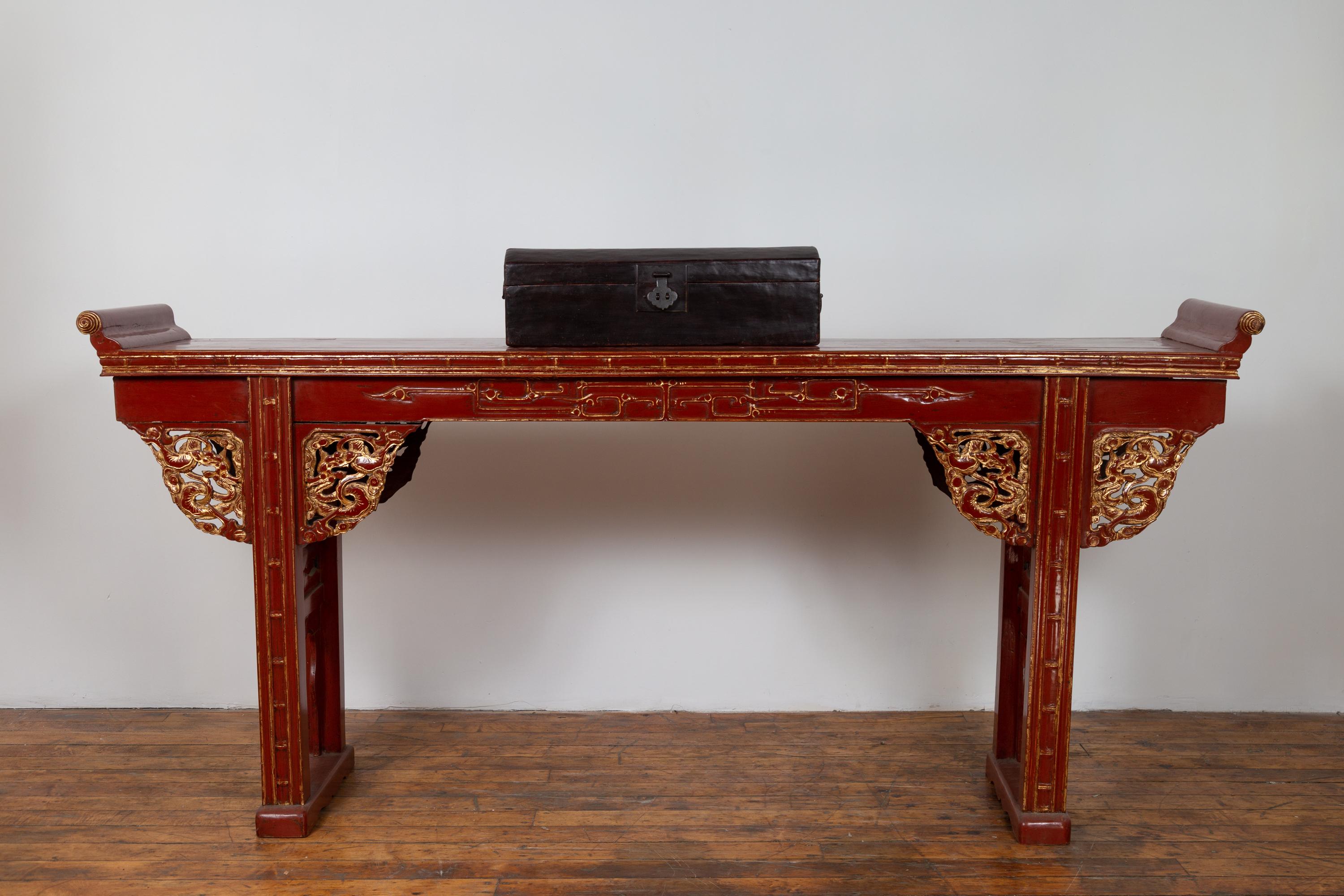 Ancienne table console chinoise laquée rouge avec accents dorés et tablier sculpté en vente 5