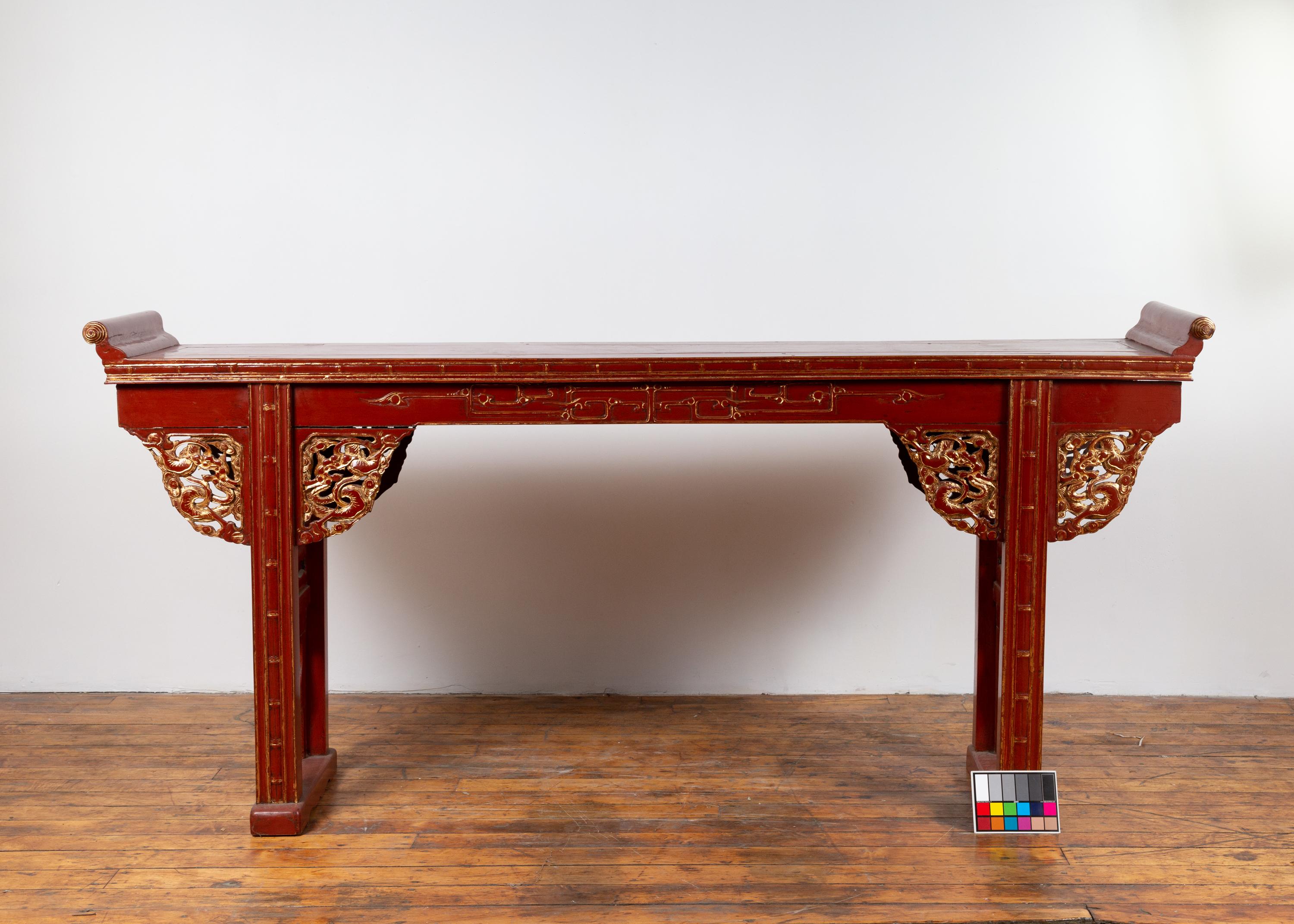 Ancienne table console chinoise laquée rouge avec accents dorés et tablier sculpté en vente 6