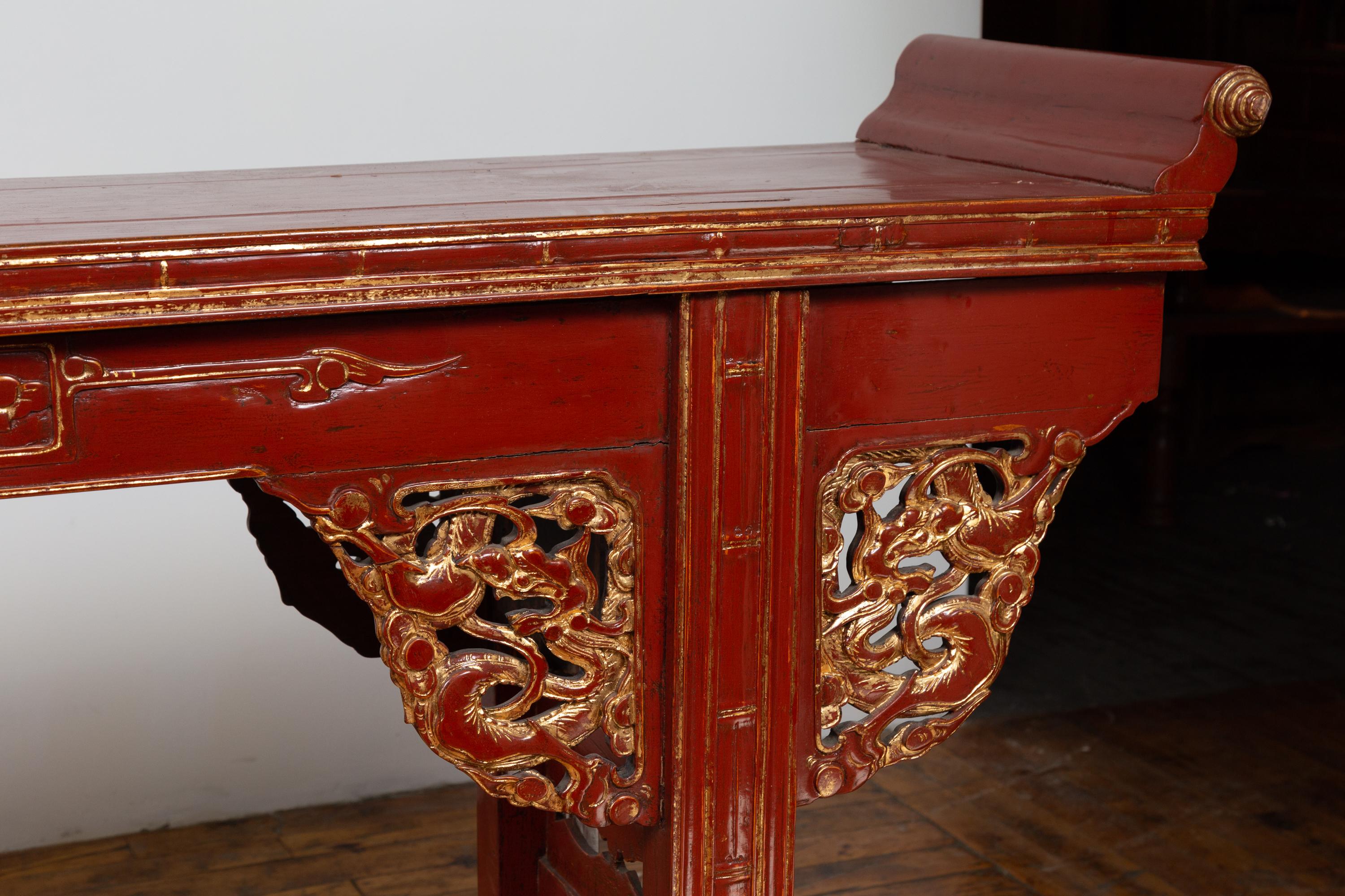 Ming Ancienne table console chinoise laquée rouge avec accents dorés et tablier sculpté en vente