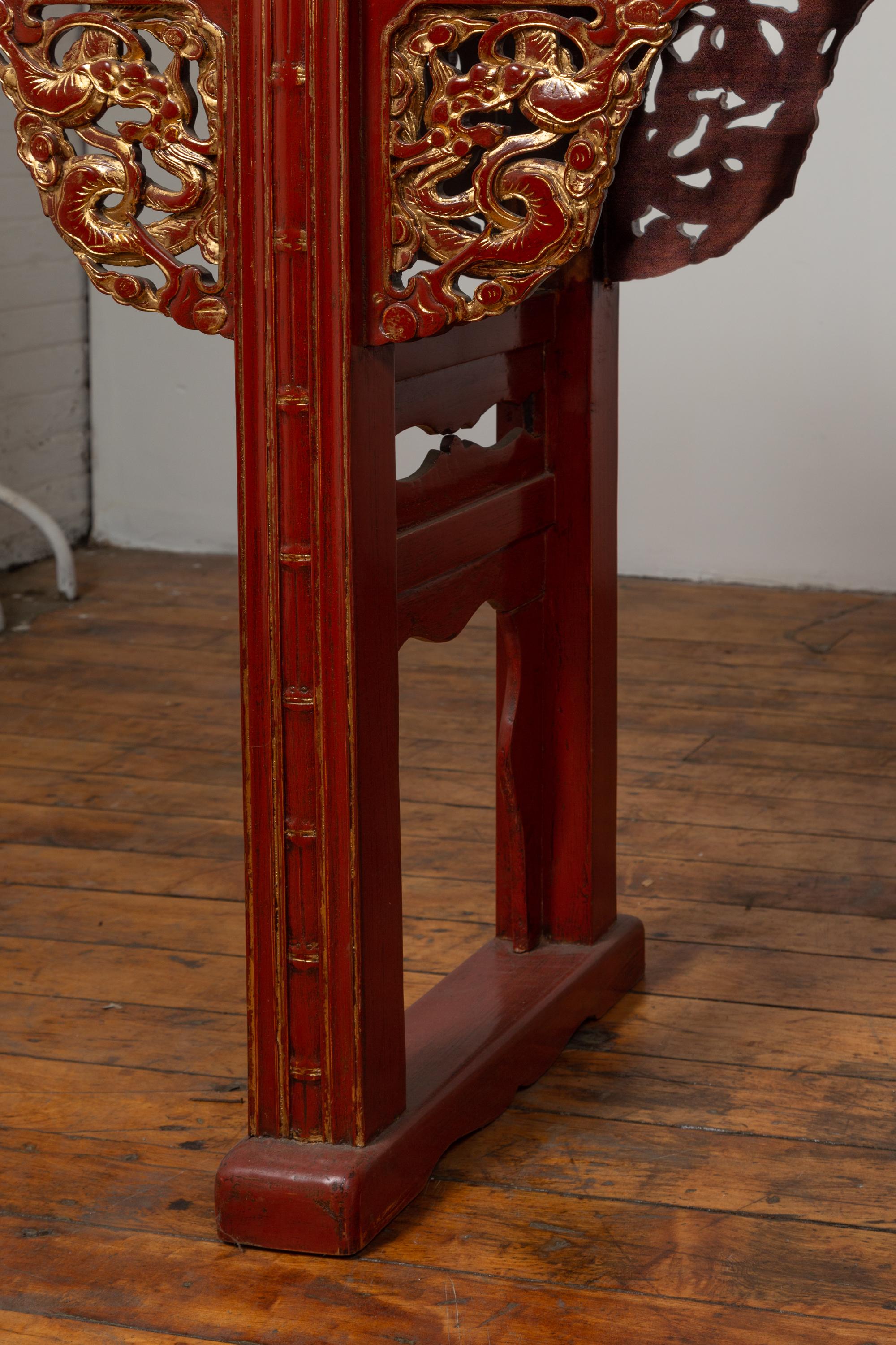 Sculpté Ancienne table console chinoise laquée rouge avec accents dorés et tablier sculpté en vente