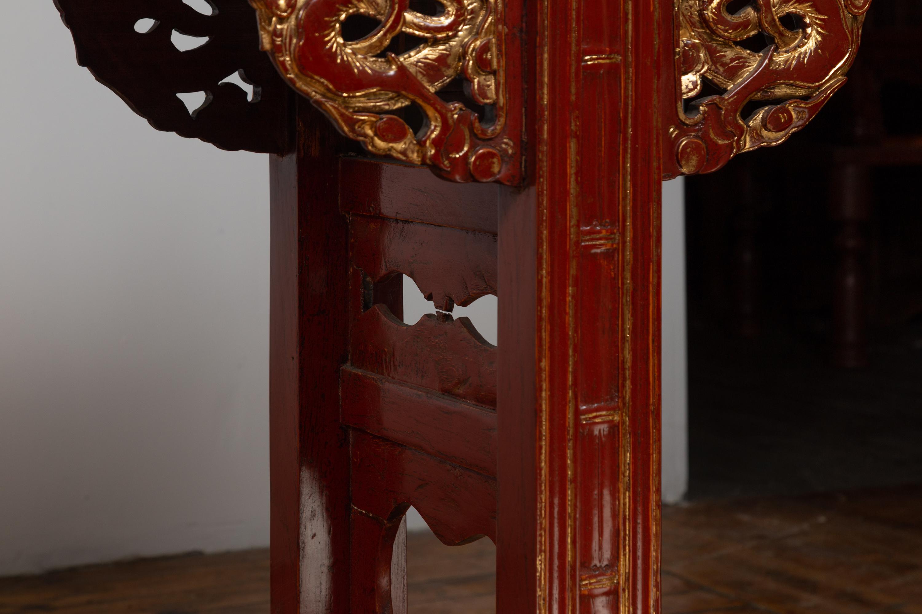 Antiker chinesischer rot lackierter Konsolentisch mit vergoldeten Akzenten und geschnitzter Schürze (Holz) im Angebot