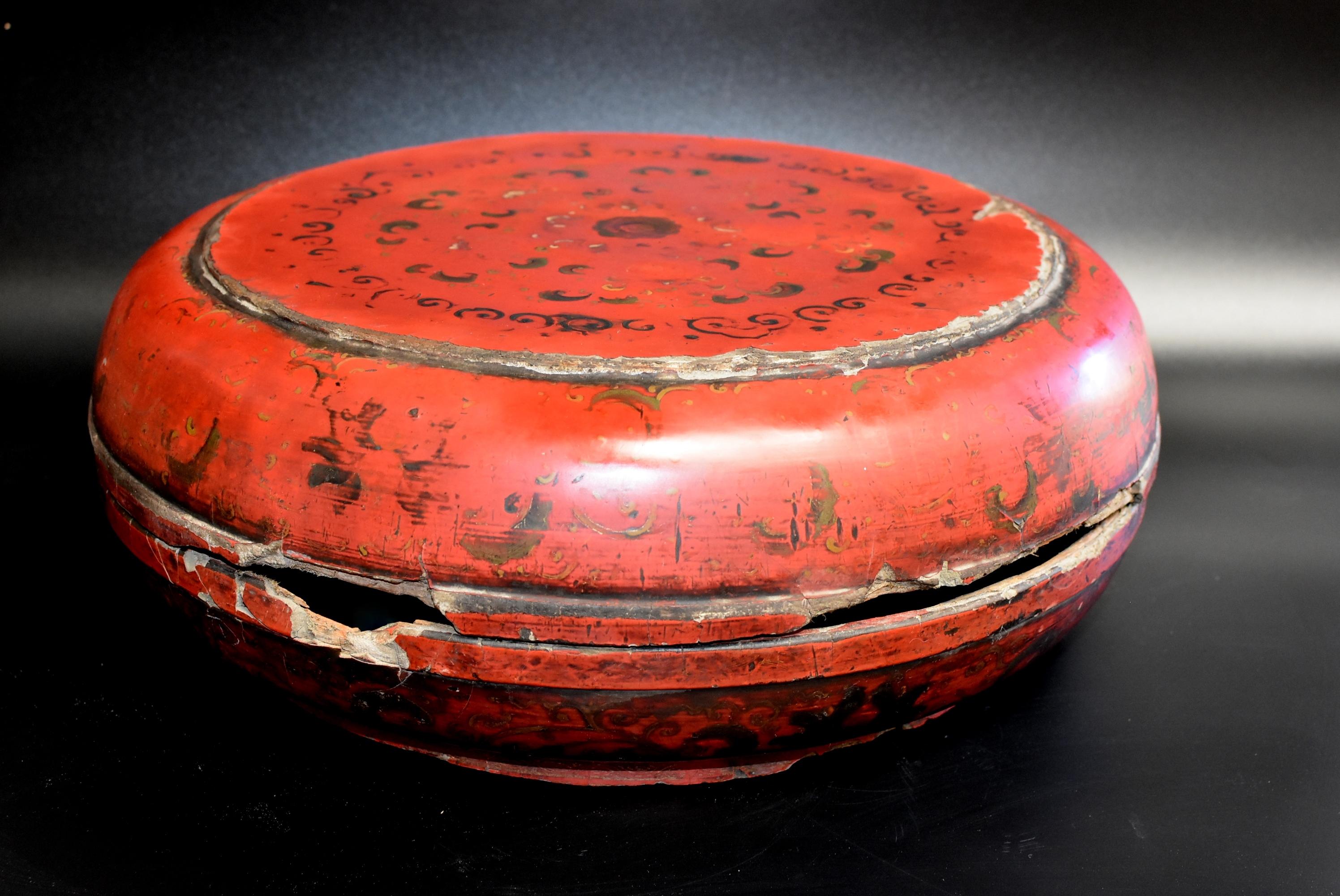 Antique Chinese Red Lacquered Round Box, All Original In Good Condition For Sale In Somis, CA