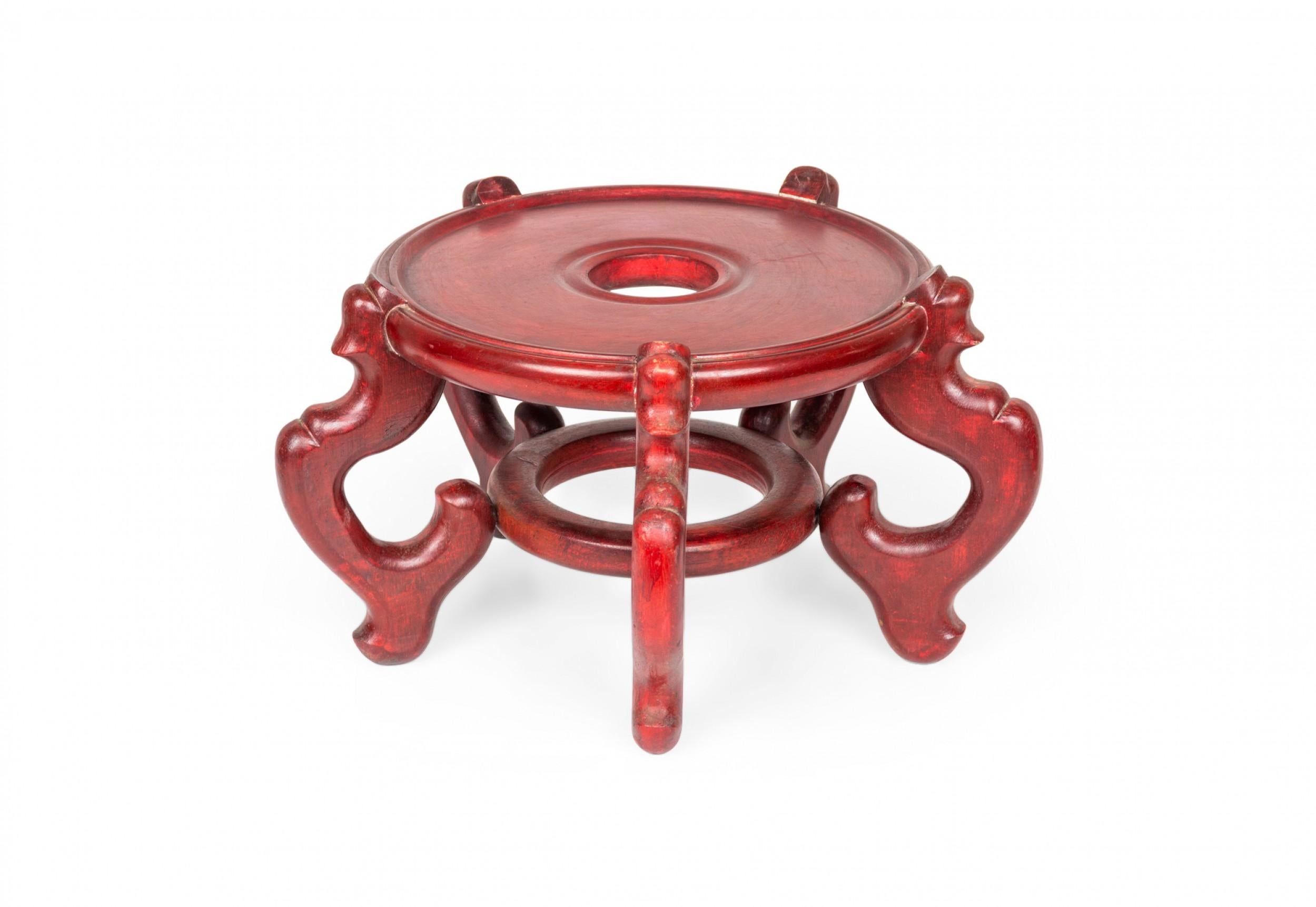 Antiguo Jarrón Florero de Madera Pintado de Rojo Chino Base / Soporte Tallado a mano en venta