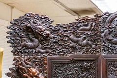 Antiguo biombo chino tallado en relieve en madera maciza y jade, 135w x 105h