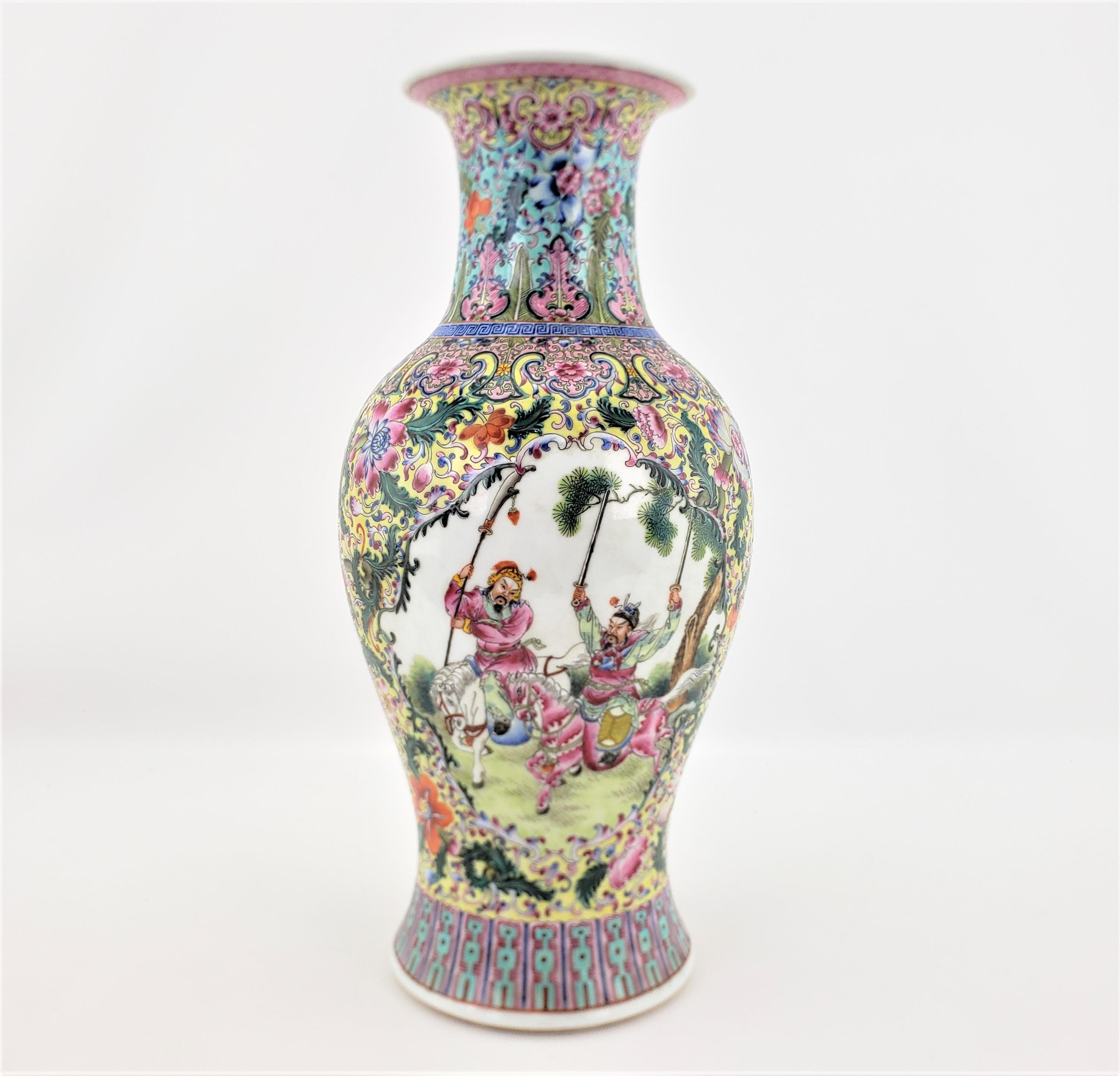 Ancienne base de vase ou de lampe de table peinte à la main à l'époque de la République chinoise en vente 4