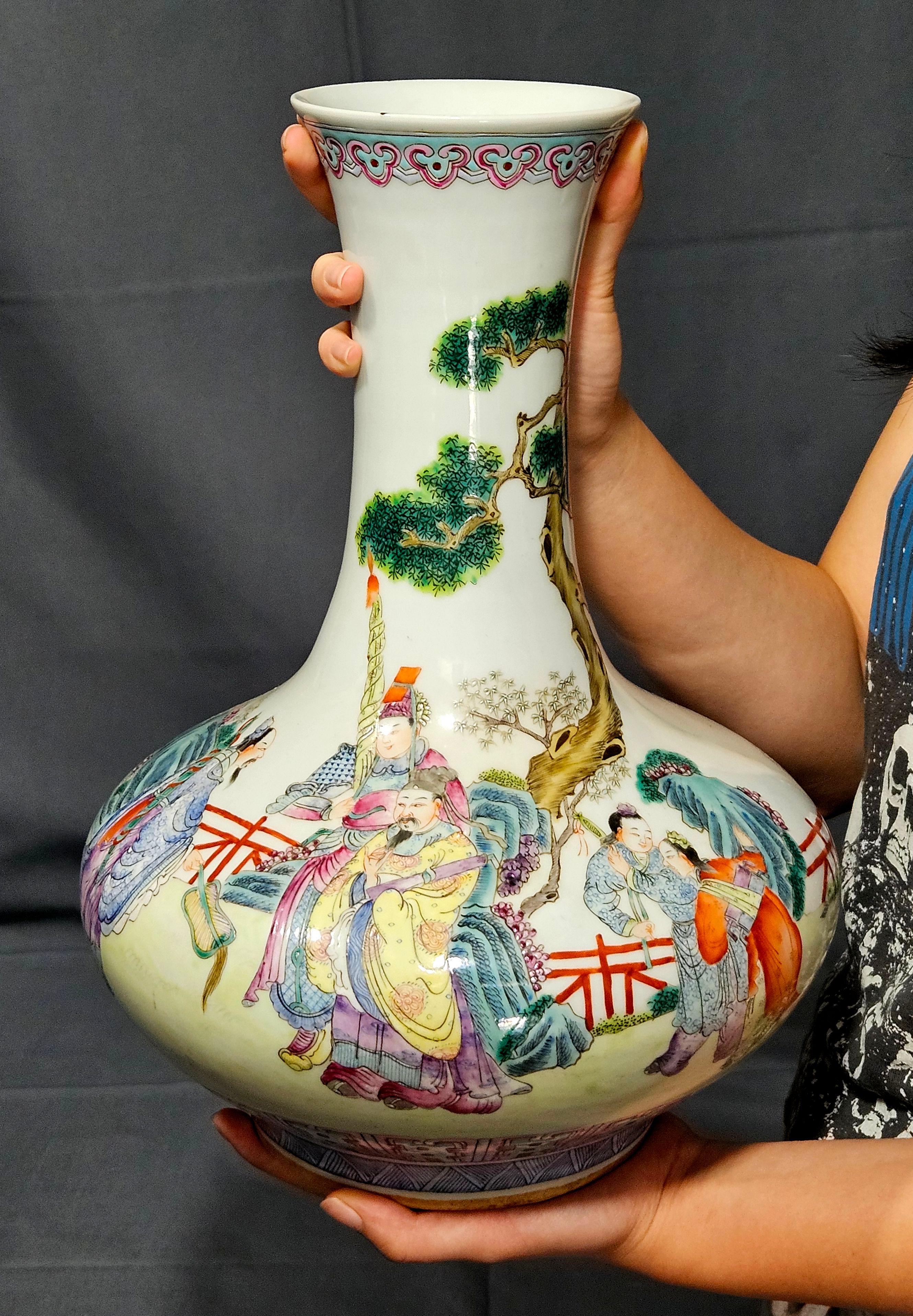 Vase ancien en famille verte de la République de Chine en vente 2