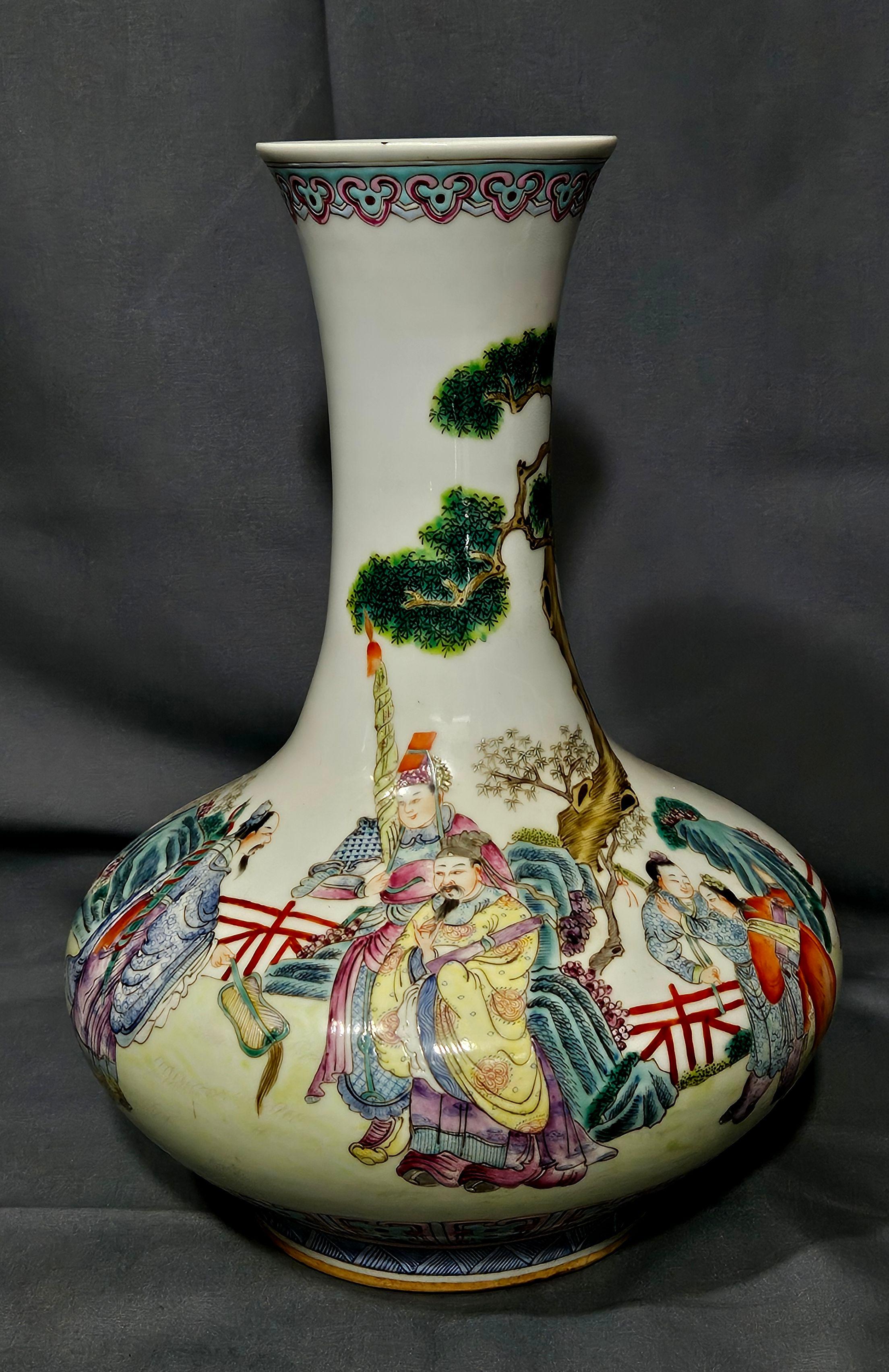Vase ancien en famille verte de la République de Chine avec la marque Qianlong sur la base
État : excellent.