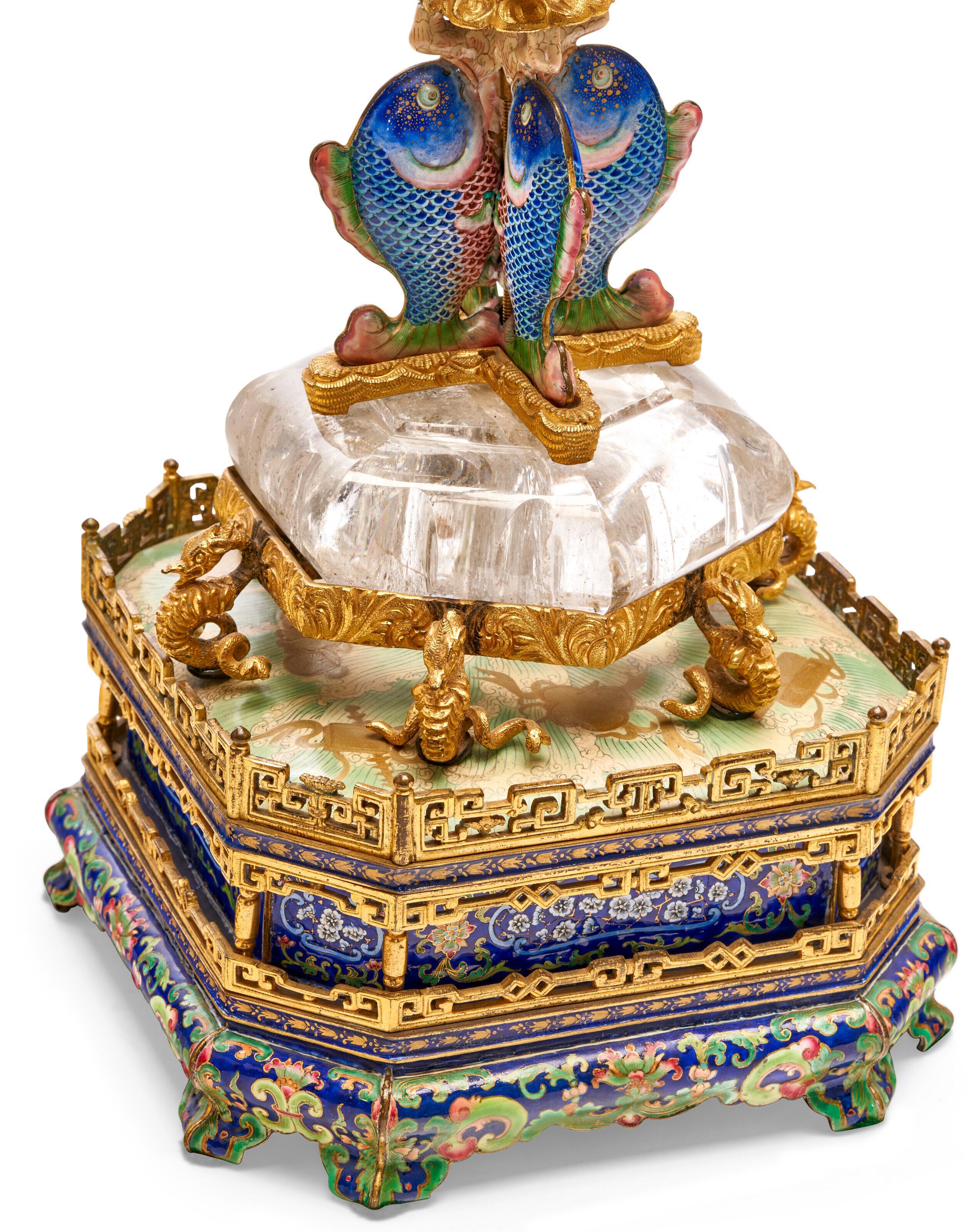 Antiker chinesischer Bergkristall-Kandelaber aus vergoldetem Metall und Emaille im Zustand „Gut“ im Angebot in New York, US