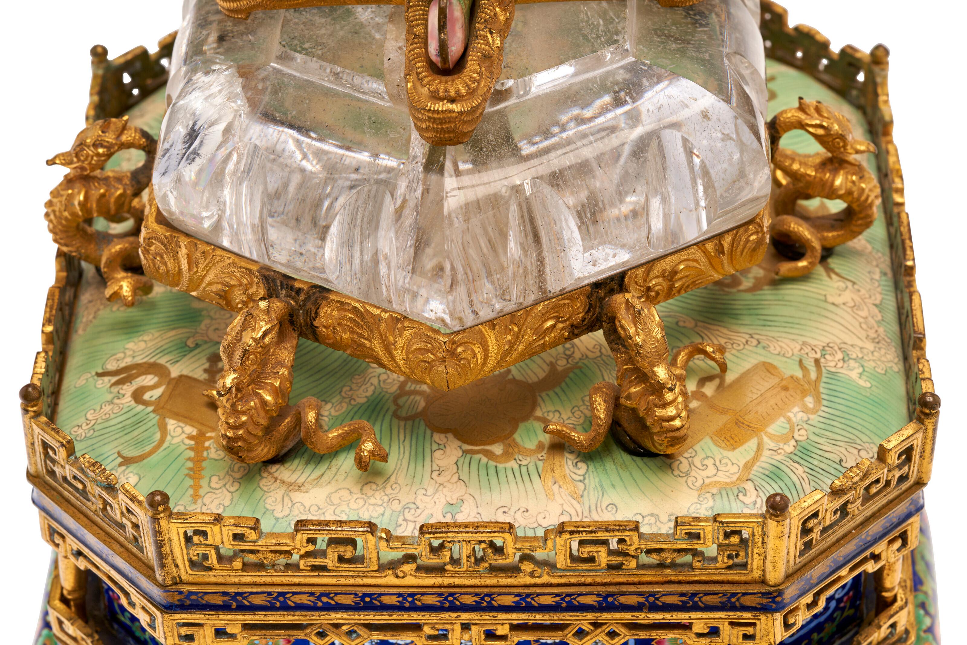 Antiker chinesischer Bergkristall-Kandelaber aus vergoldetem Metall und Emaille (18. Jahrhundert und früher) im Angebot
