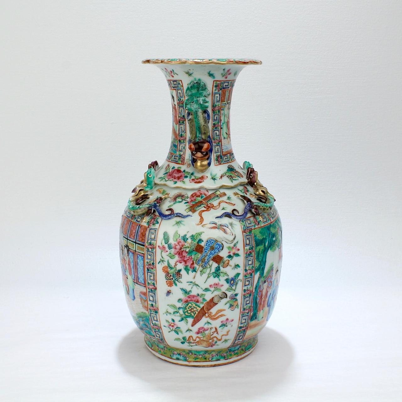 Antike chinesische Rosen-Mandarin-Porzellanvase, 19. Jahrhundert im Zustand „Gut“ im Angebot in Philadelphia, PA