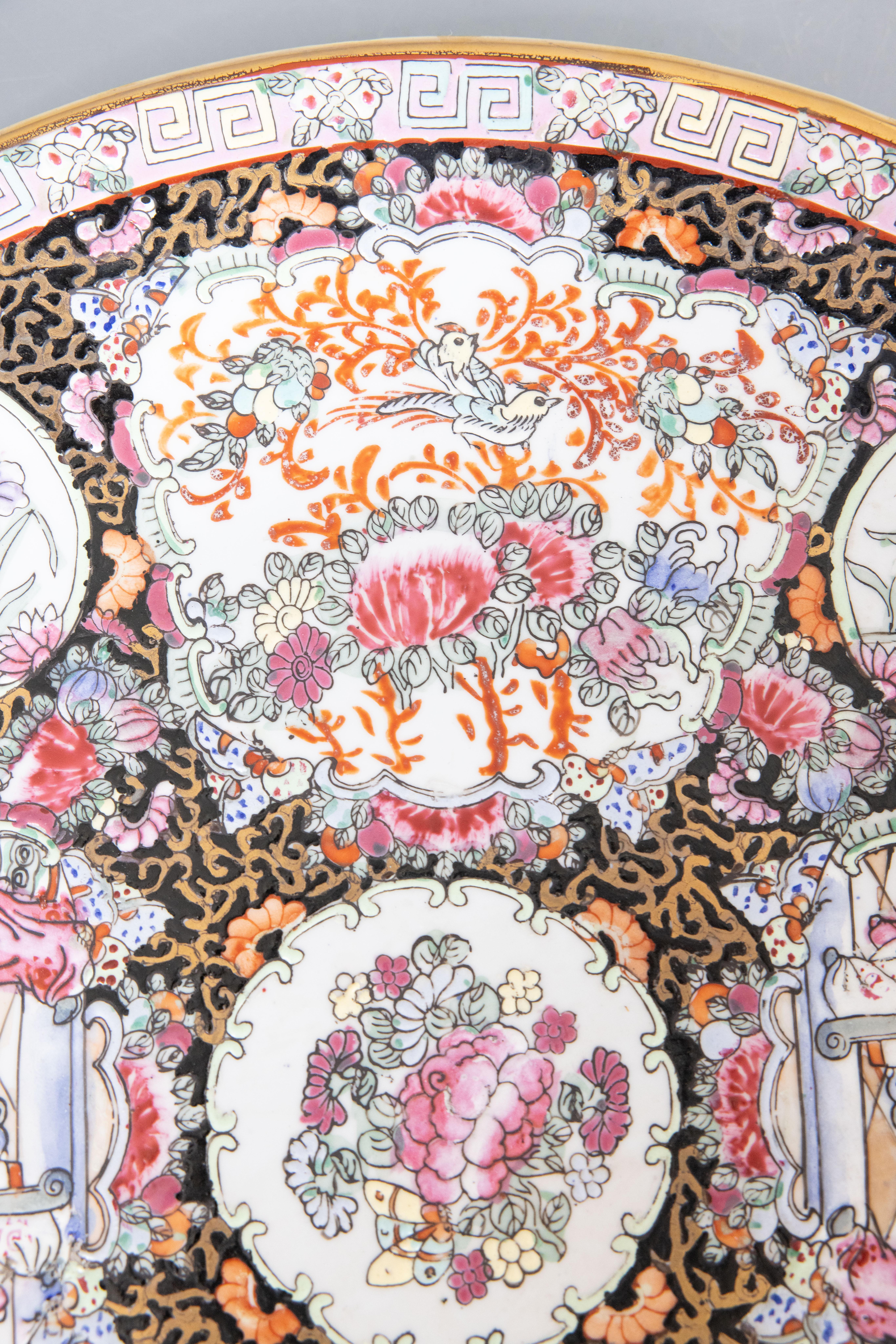 Antique Chinese Rose Medallion Famille Rose Porcelain Charger In Good Condition For Sale In Pearland, TX